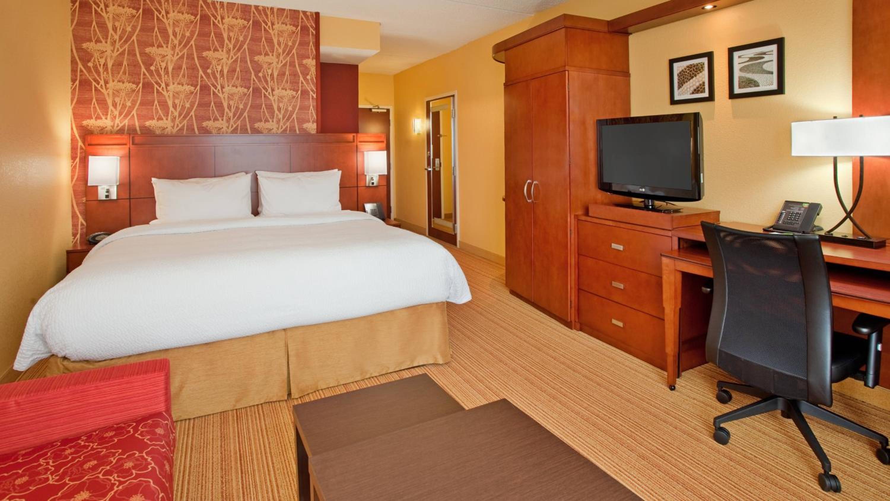 King Room With Sofa Bed - Hearing Accessible photo 1