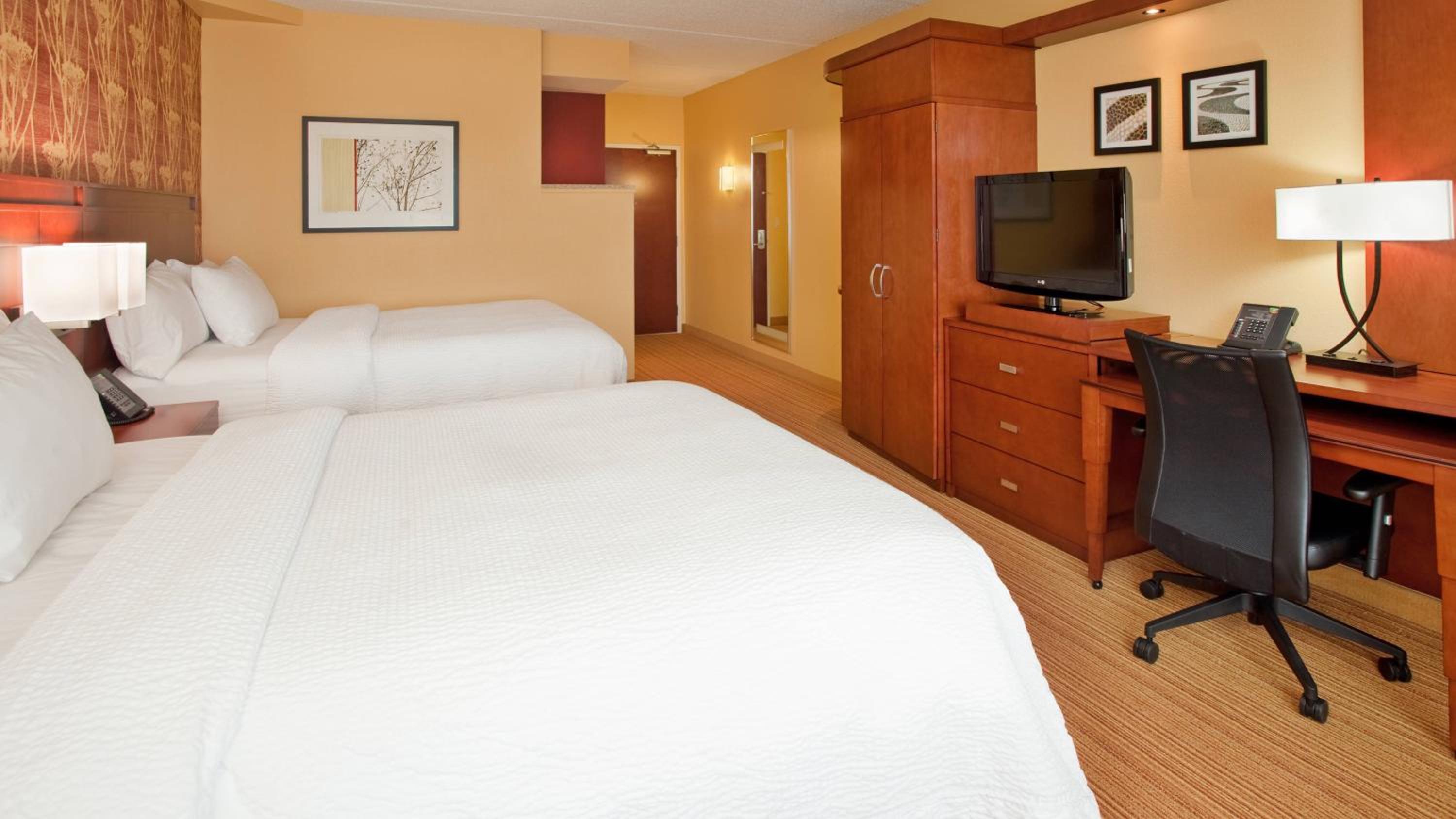 Queen Room With Two Queen Beds And Adapted Tub - Mobility Accessible photo 1