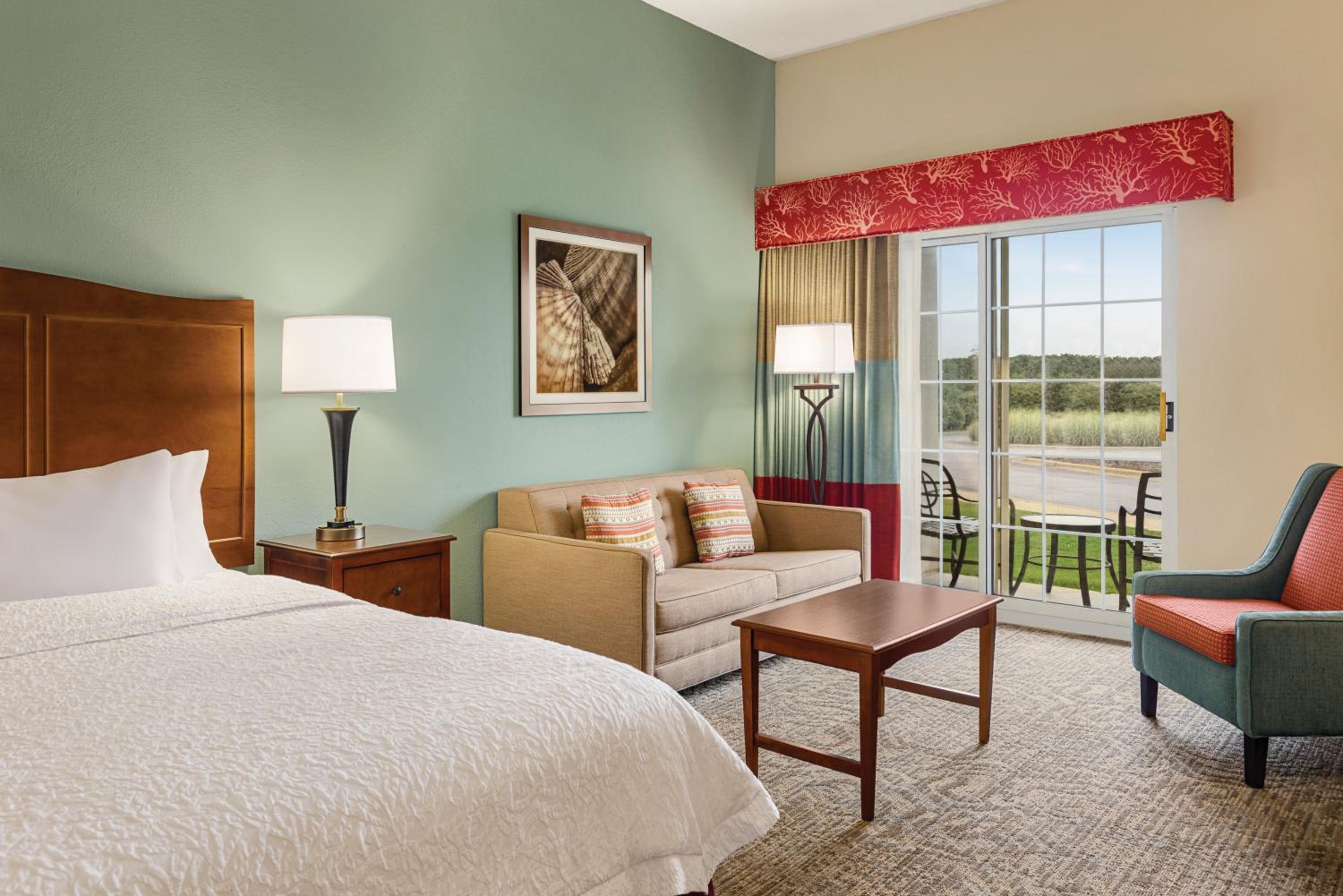 Standard King Room with Sofa Bed - Photo 2