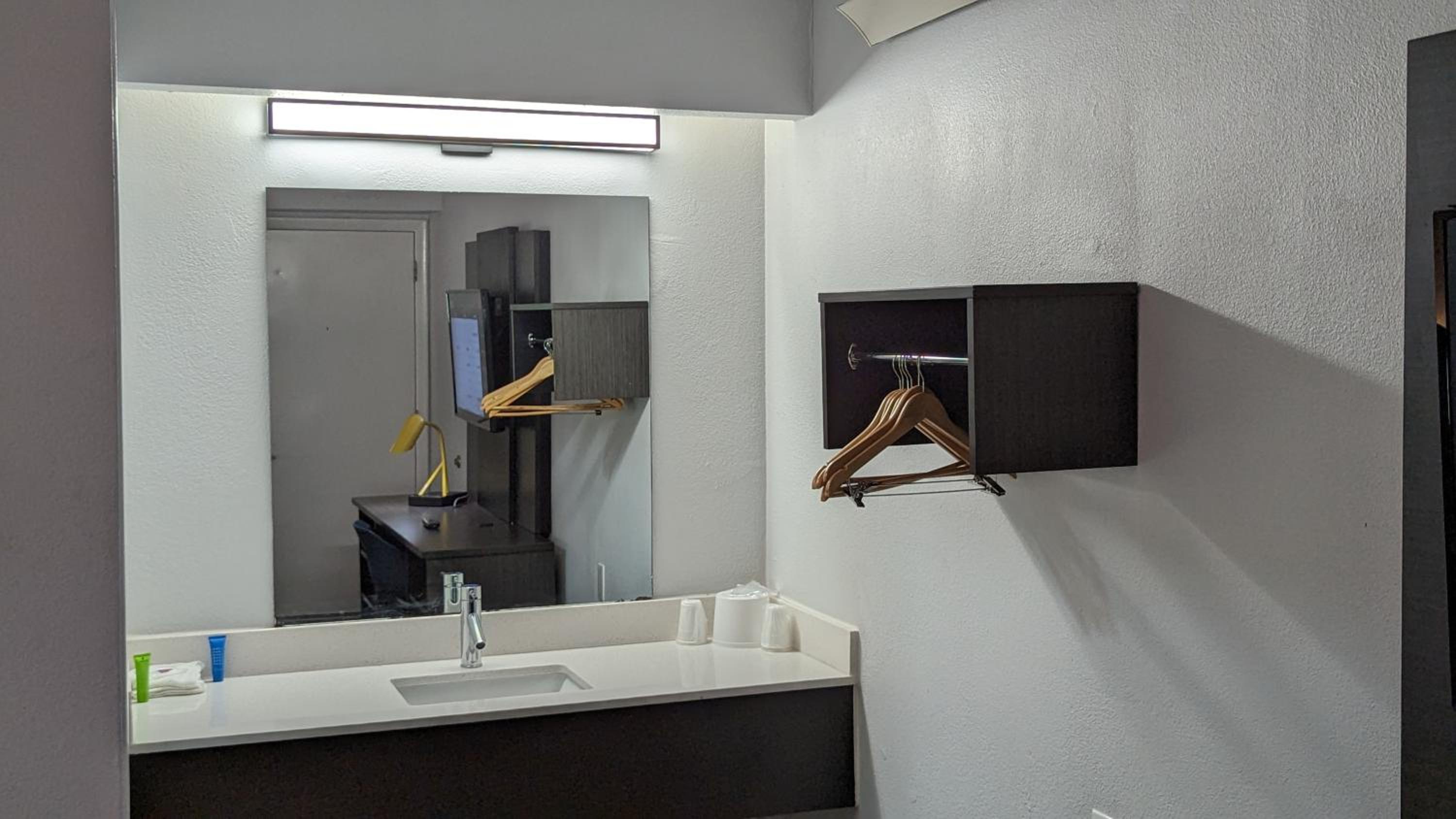 Deluxe King Room - Photo 2