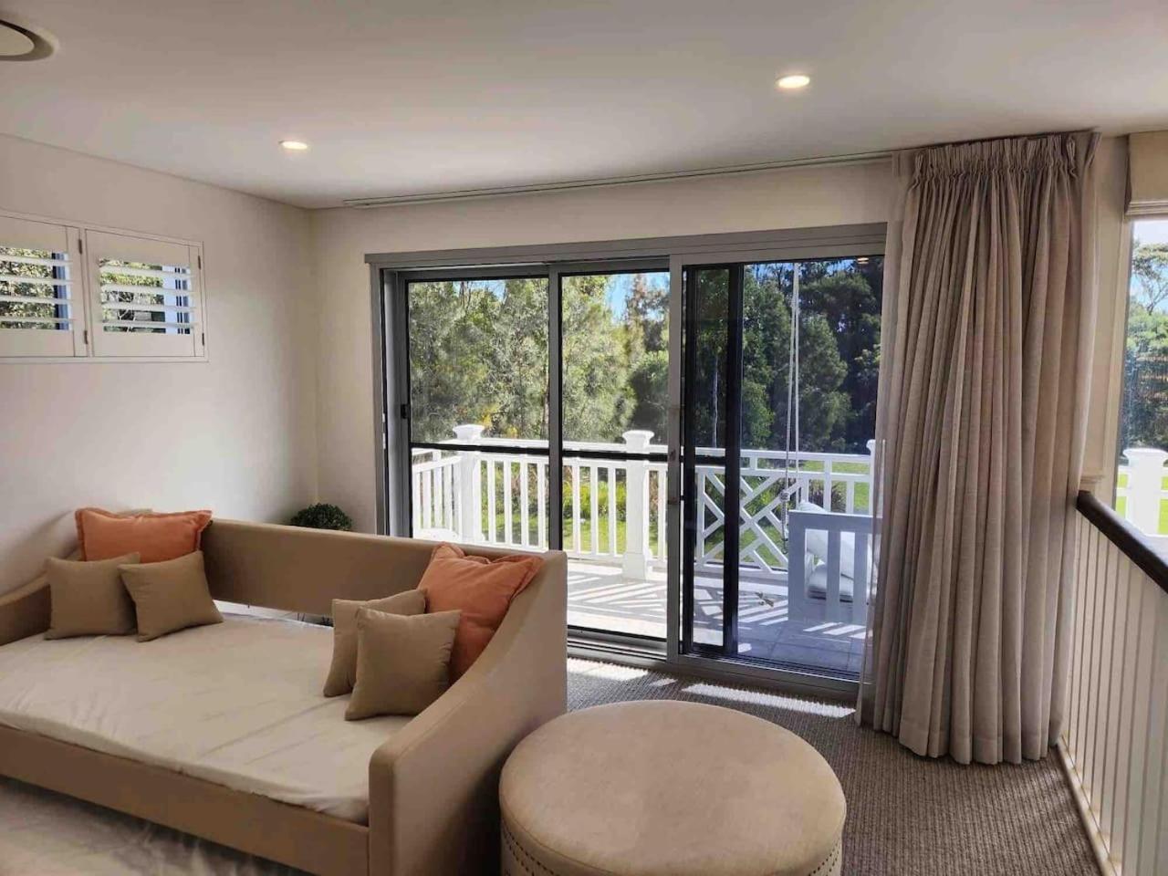 Six-Bedroom House photo 1