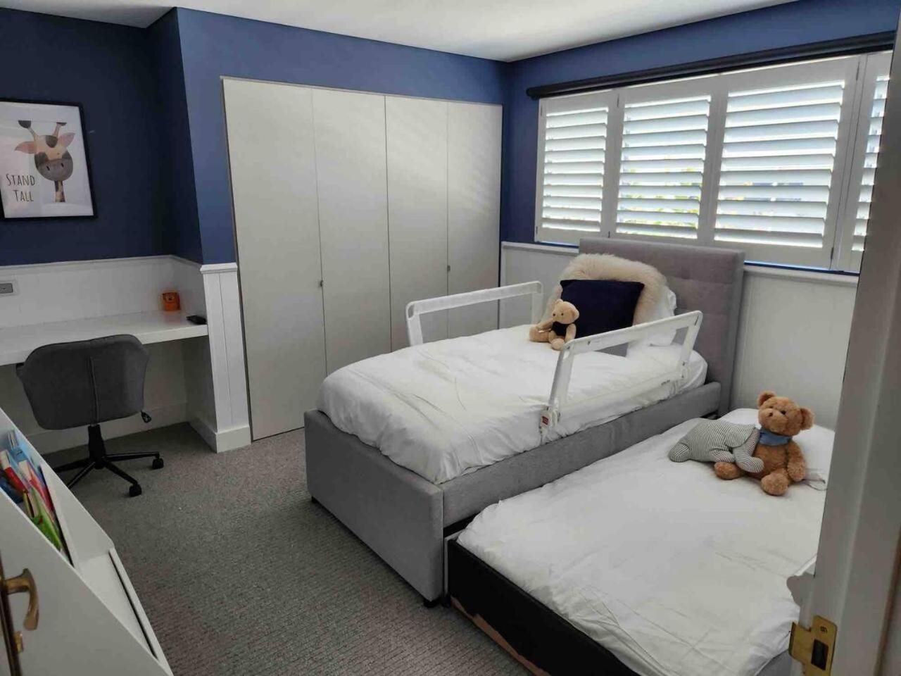 Six-Bedroom House photo 3