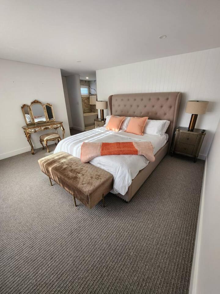 Six-Bedroom House photo 2