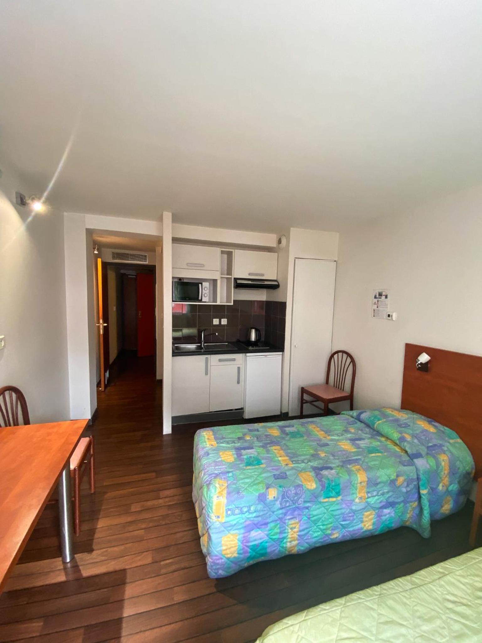 Studio with Twin Beds (2 Adults) photo 3