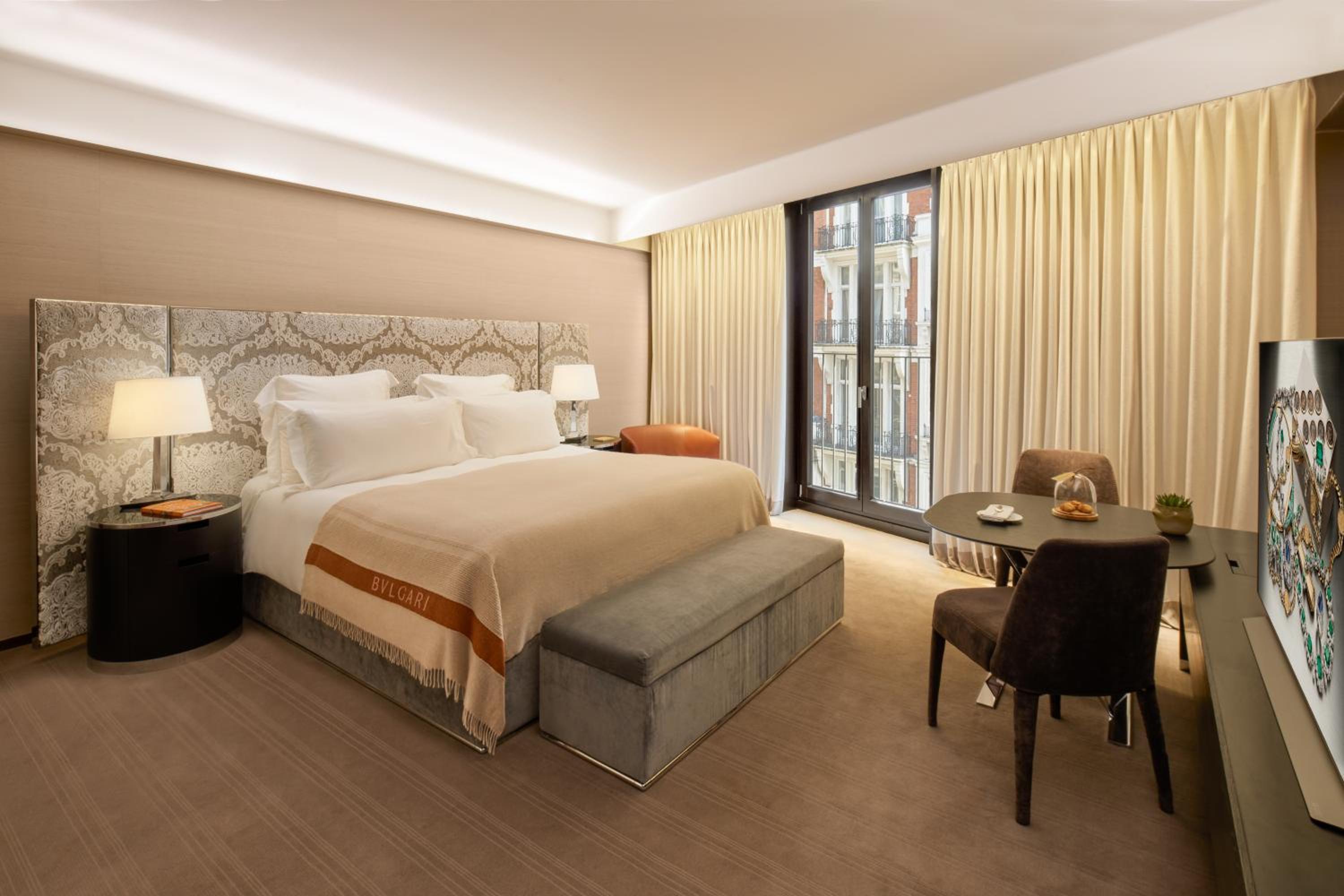 Deluxe Room thumbnail 5