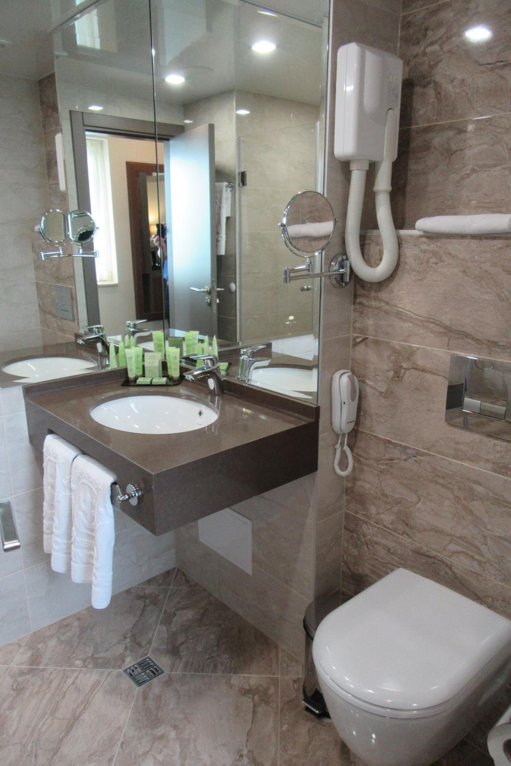 Twin Room - Photo 2