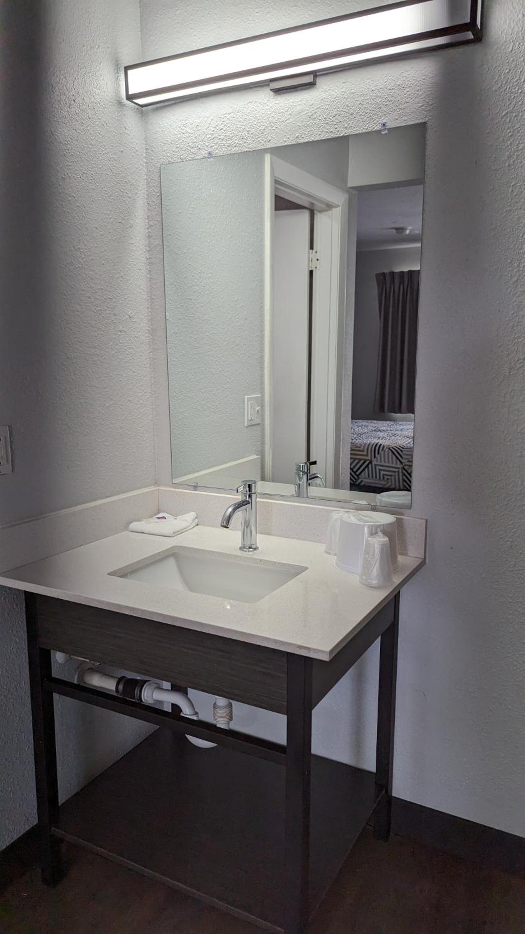 Quadruple Room - Disability Access - Non-Smoking - Photo 5