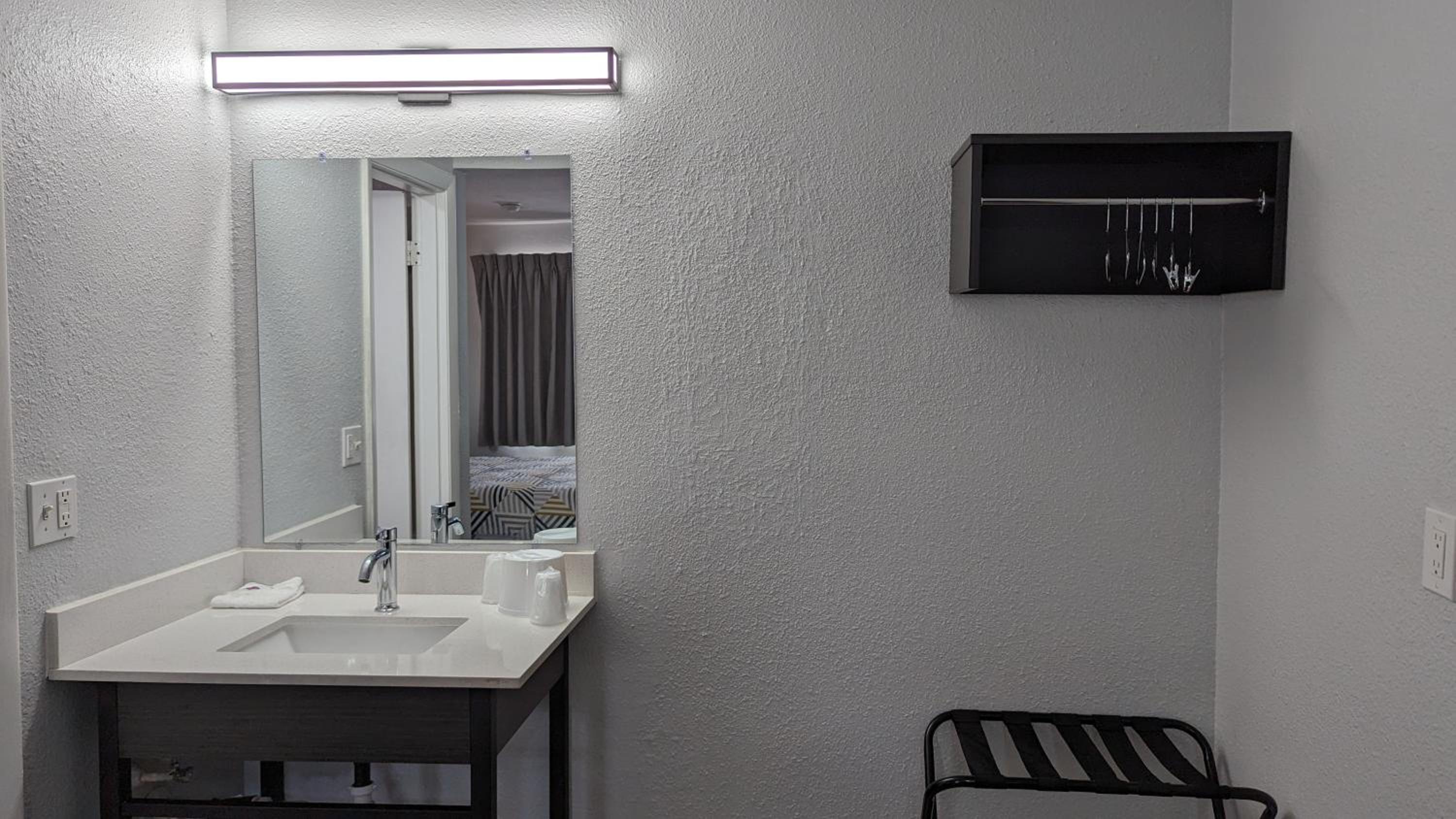 Quadruple Room - Disability Access - Non-Smoking - Photo 6