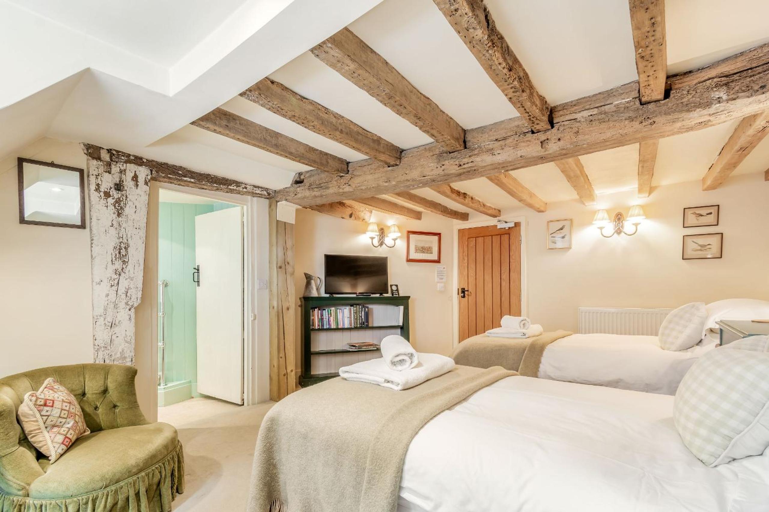 Standard Twin Room - Photo 3
