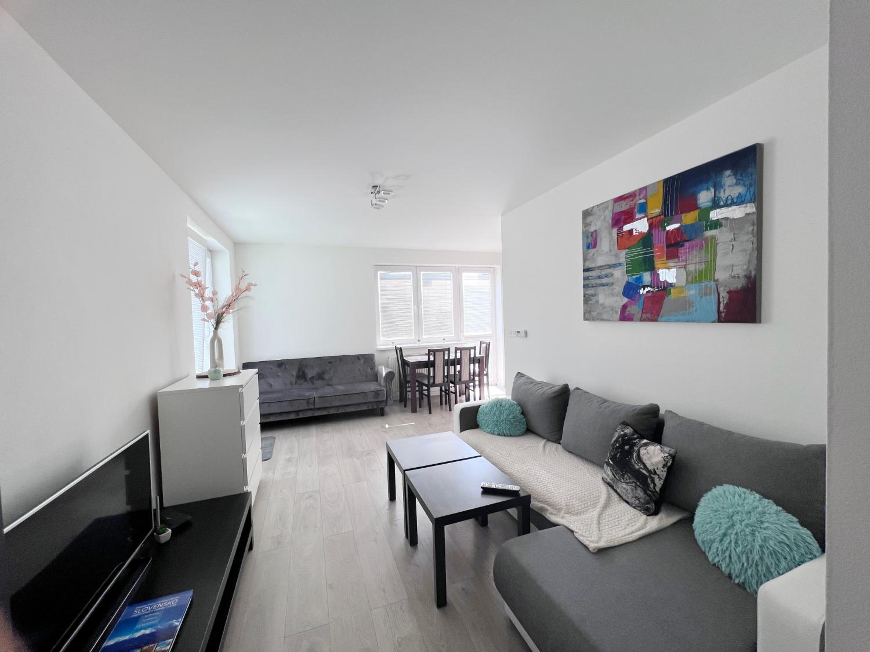 One-Bedroom Apartment photo 1
