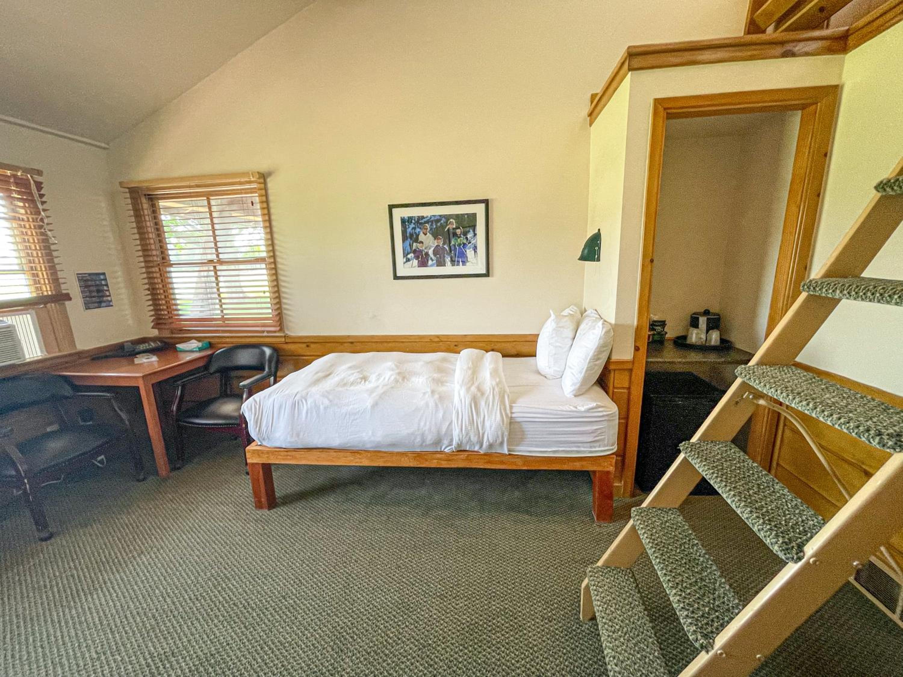 Economy Quadruple Twin Room photo 1