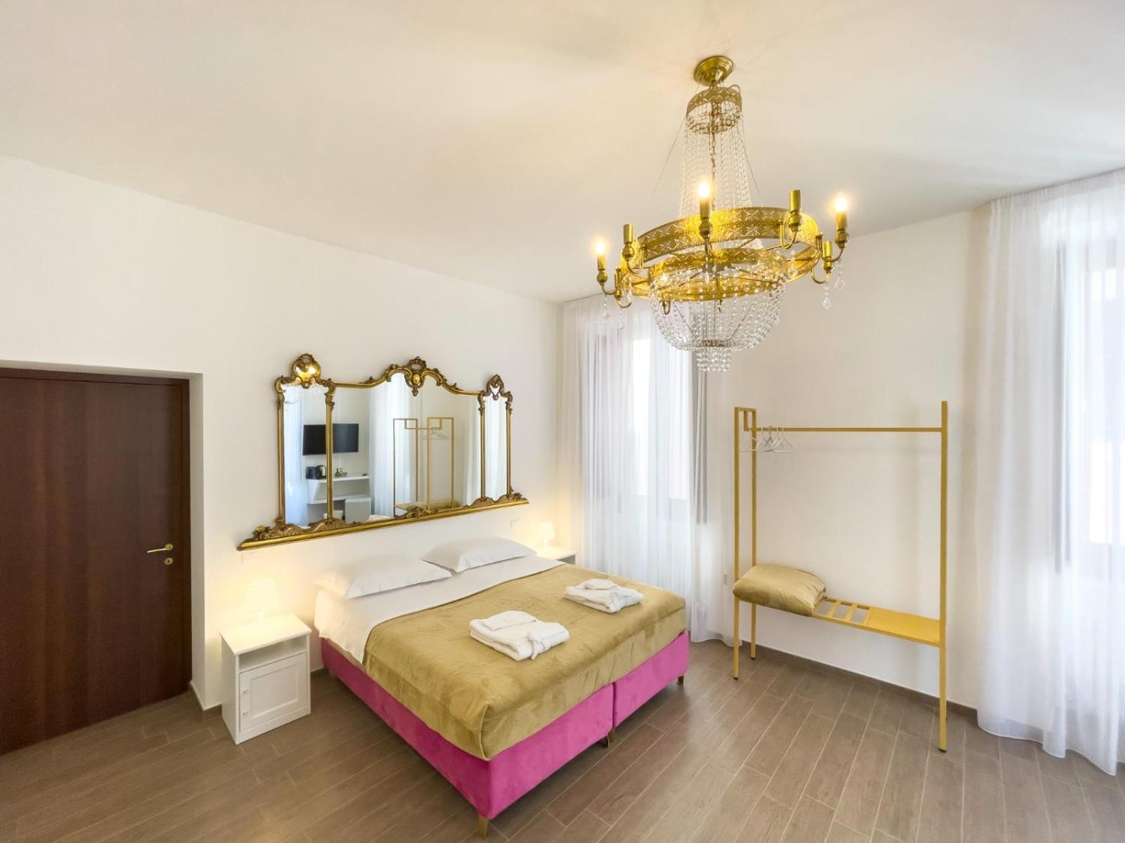 Queen Room with Balcony photo 1