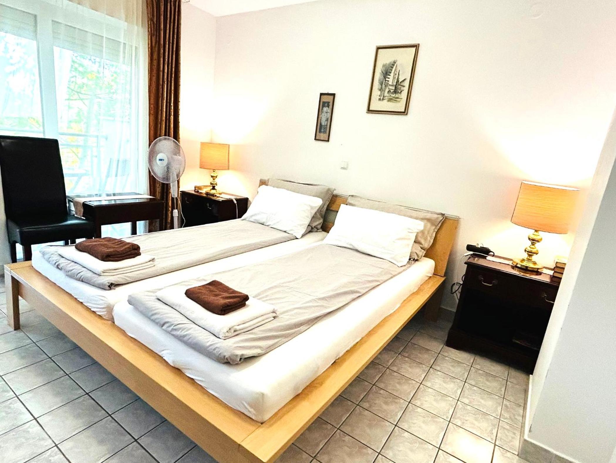 Double Room with Balcony - Photo 12