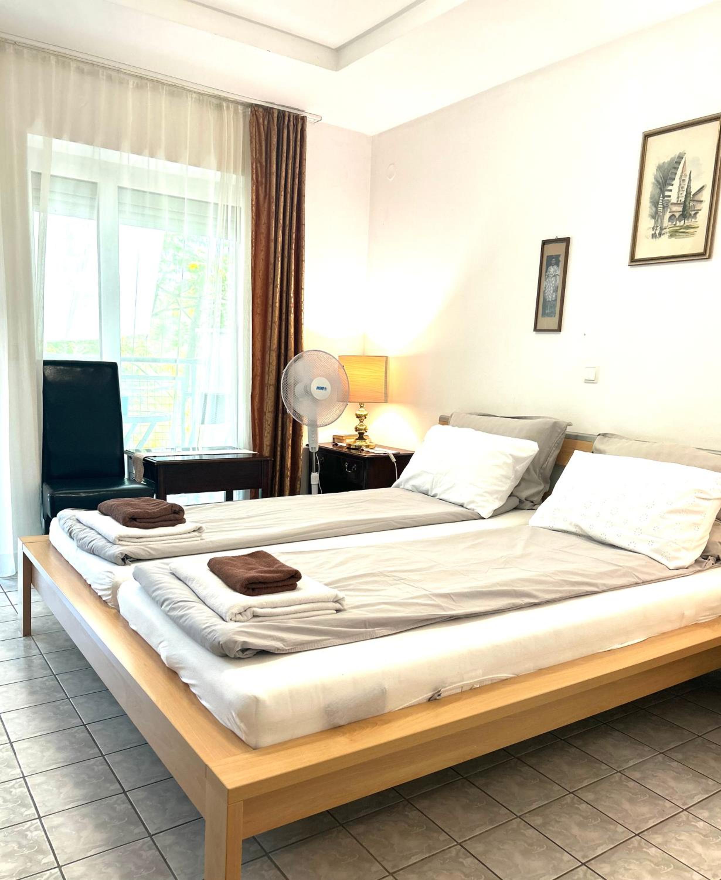 Double Room with Balcony - Photo 3