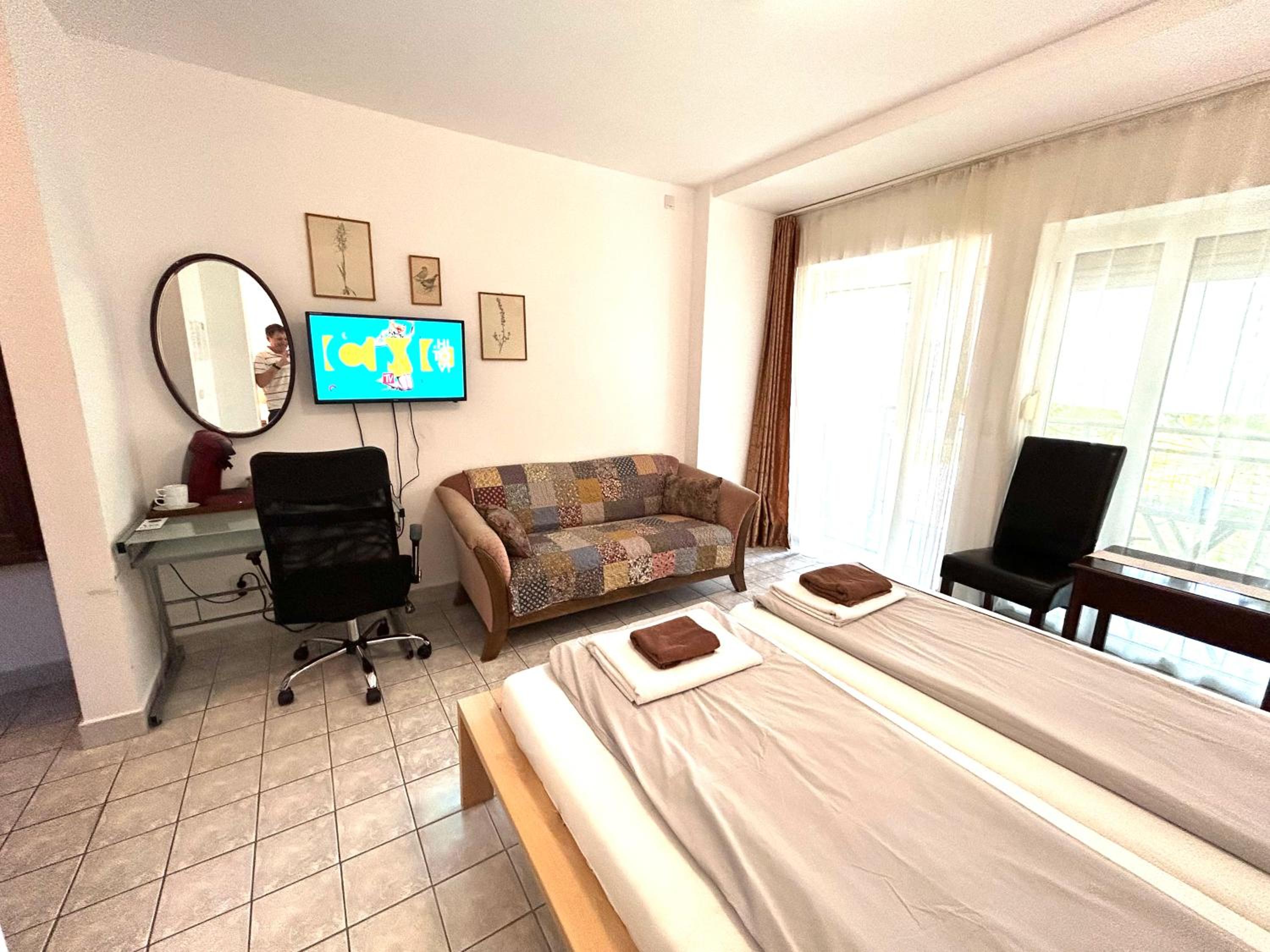 Double Room with Balcony - Photo 11