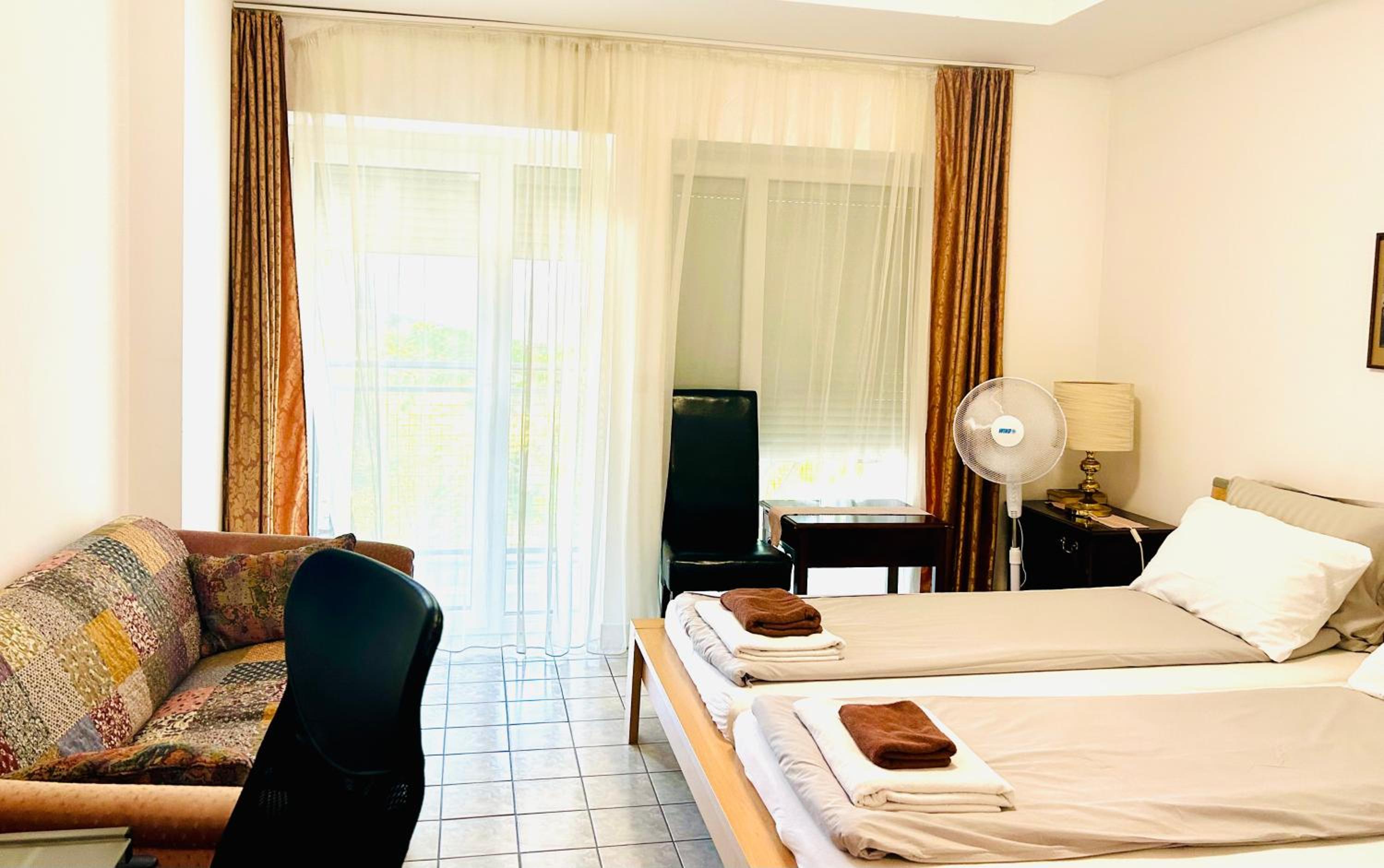 Double Room with Balcony - Photo 13