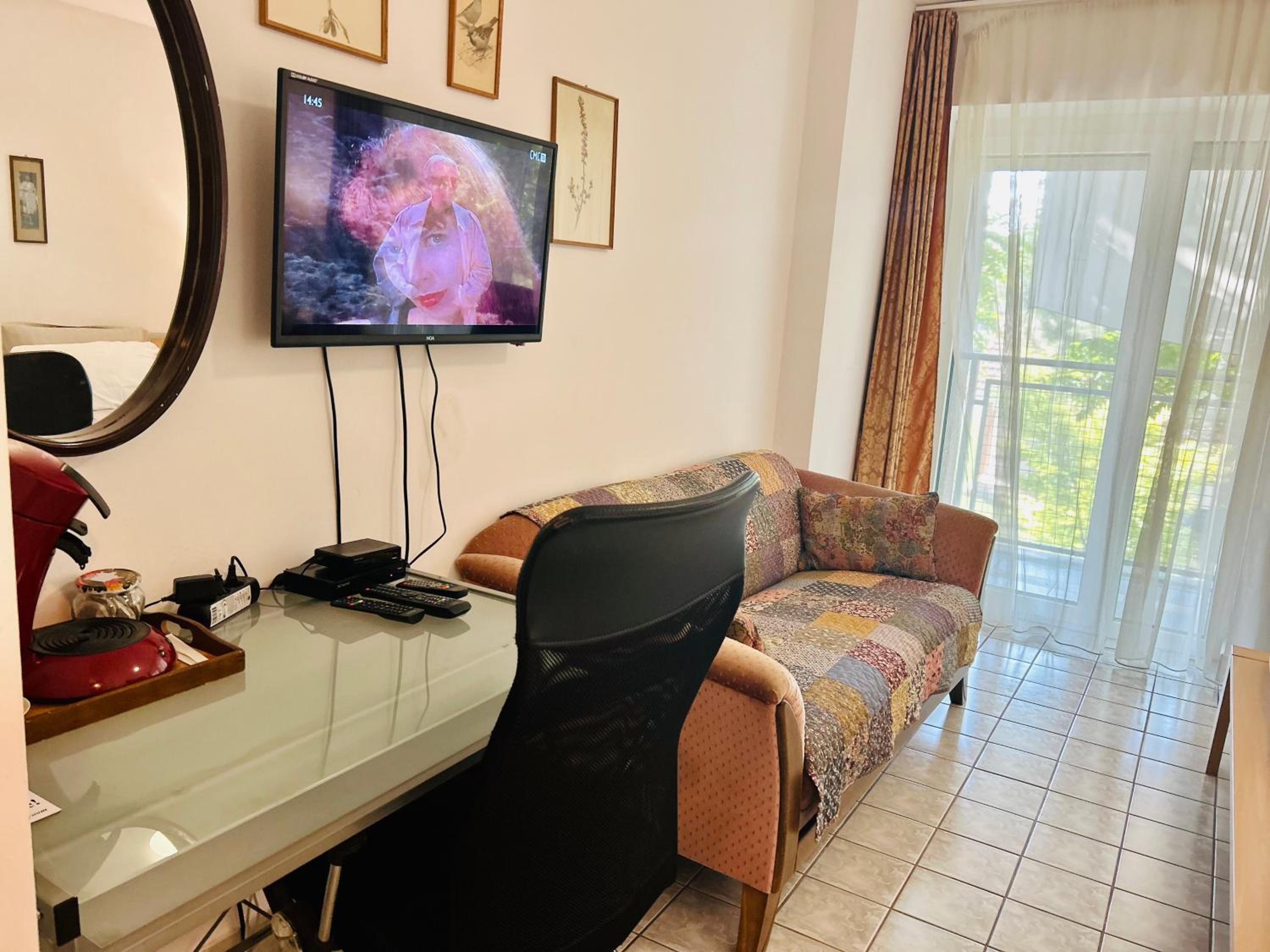 Double Room with Balcony - Photo 21