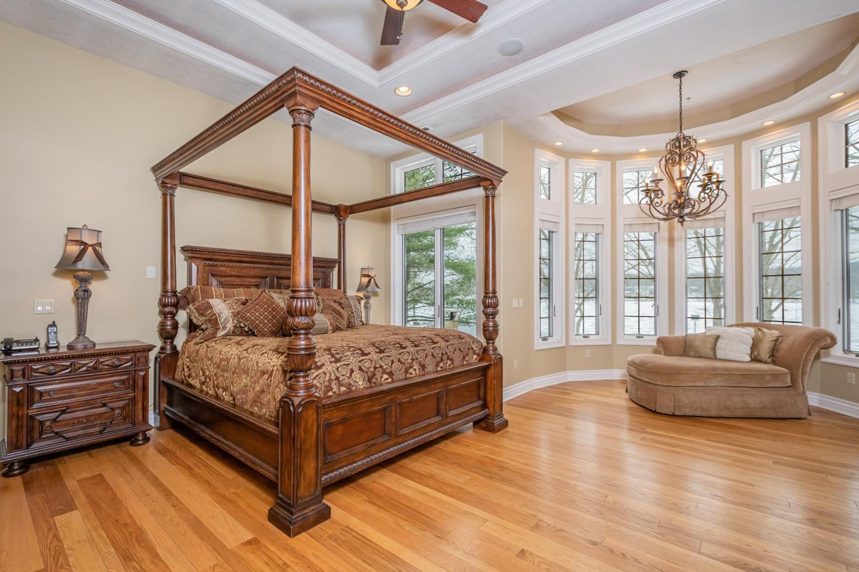 Six-Bedroom House photo 1