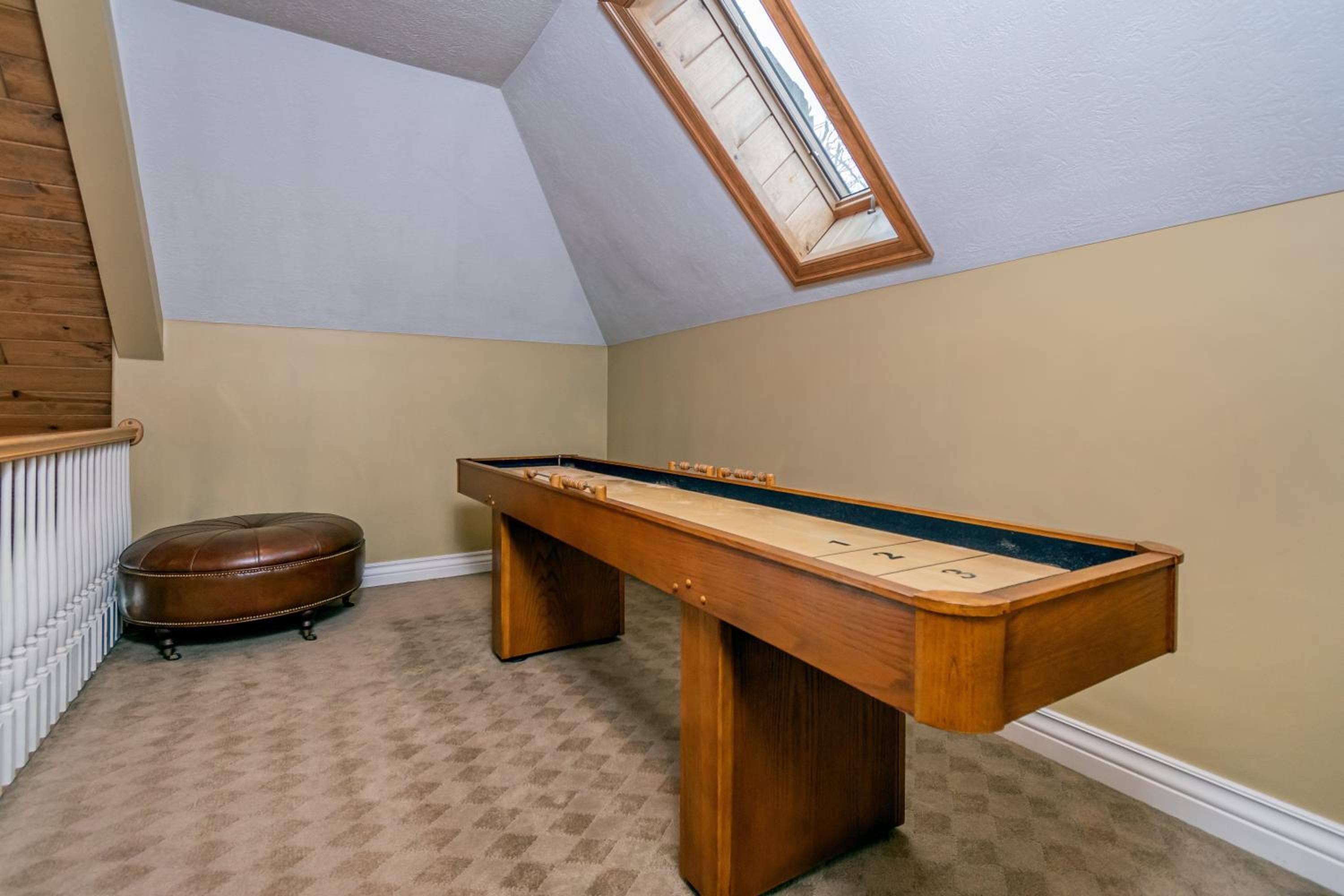 Six-Bedroom House photo 2