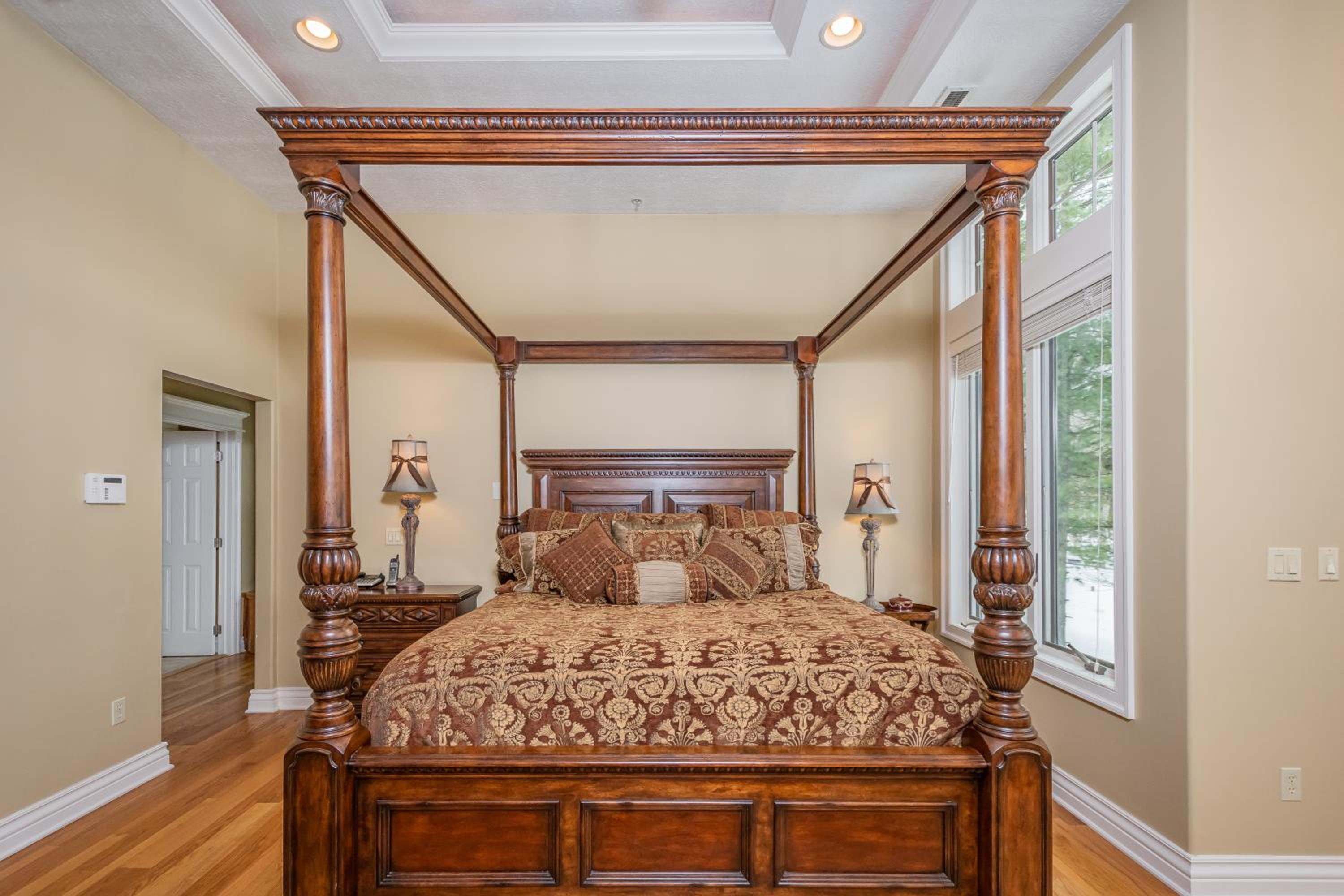 Six-Bedroom House photo 3