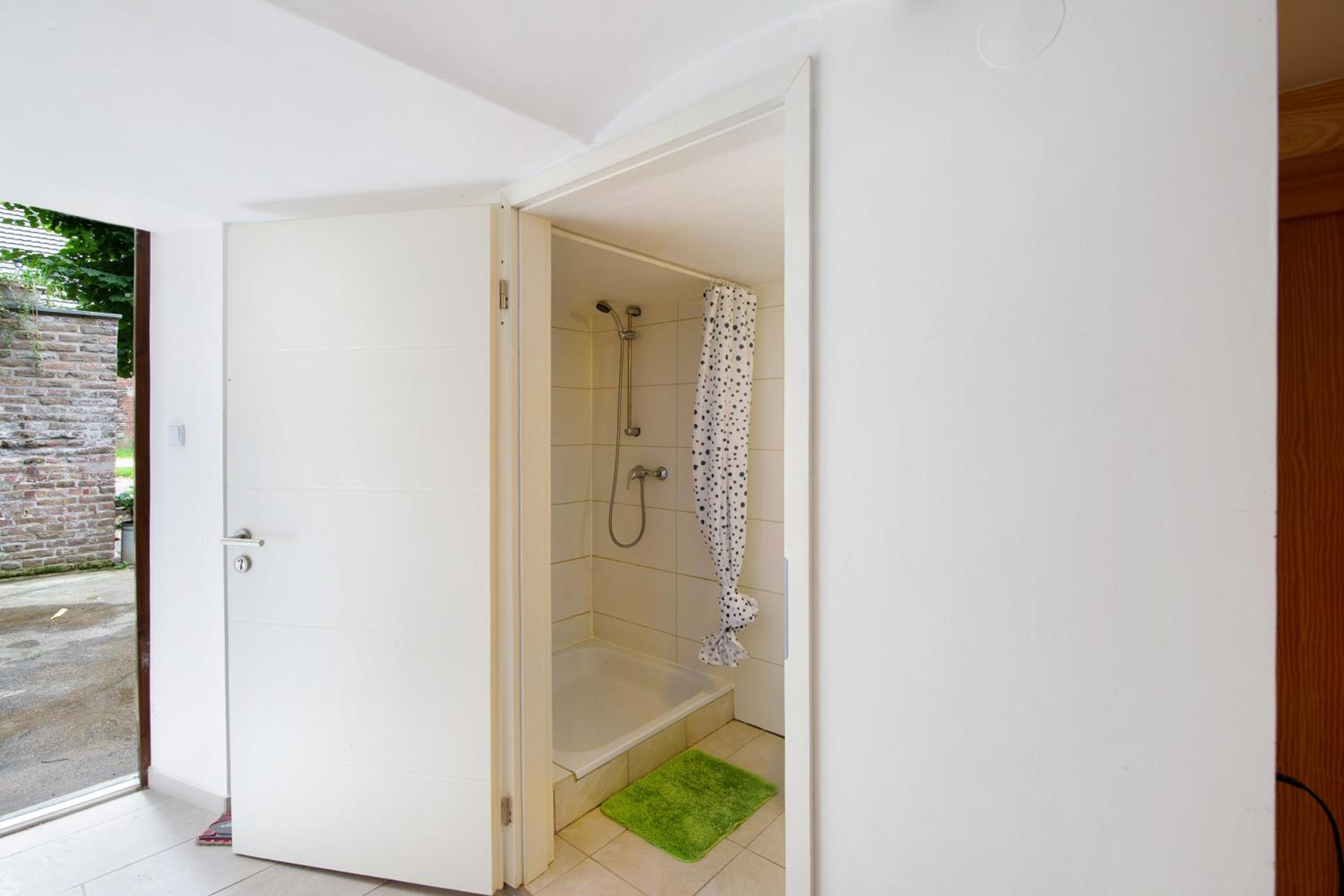 Apartment with Shower photo 2