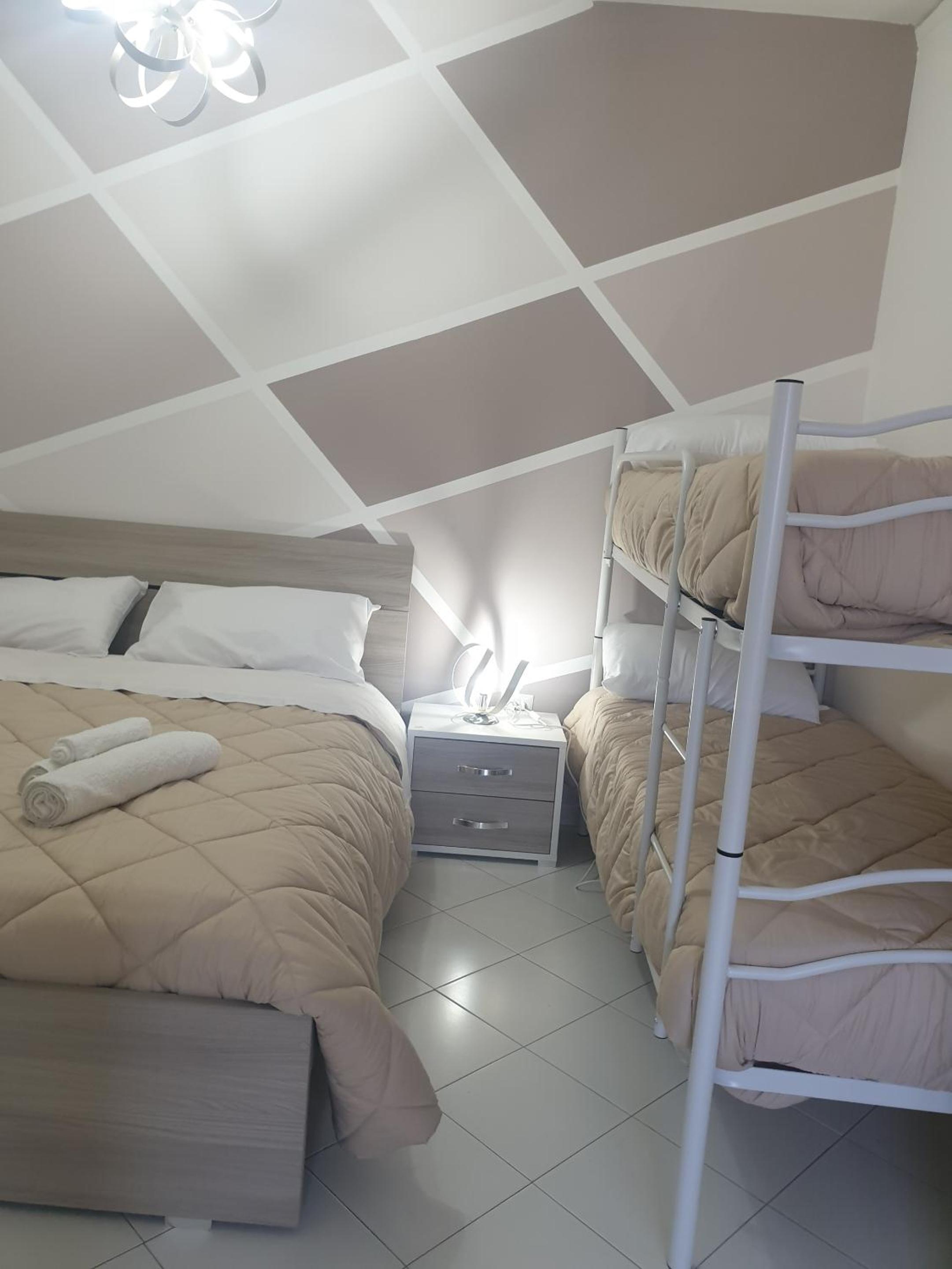 Quadruple Room with Shower - Photo 2