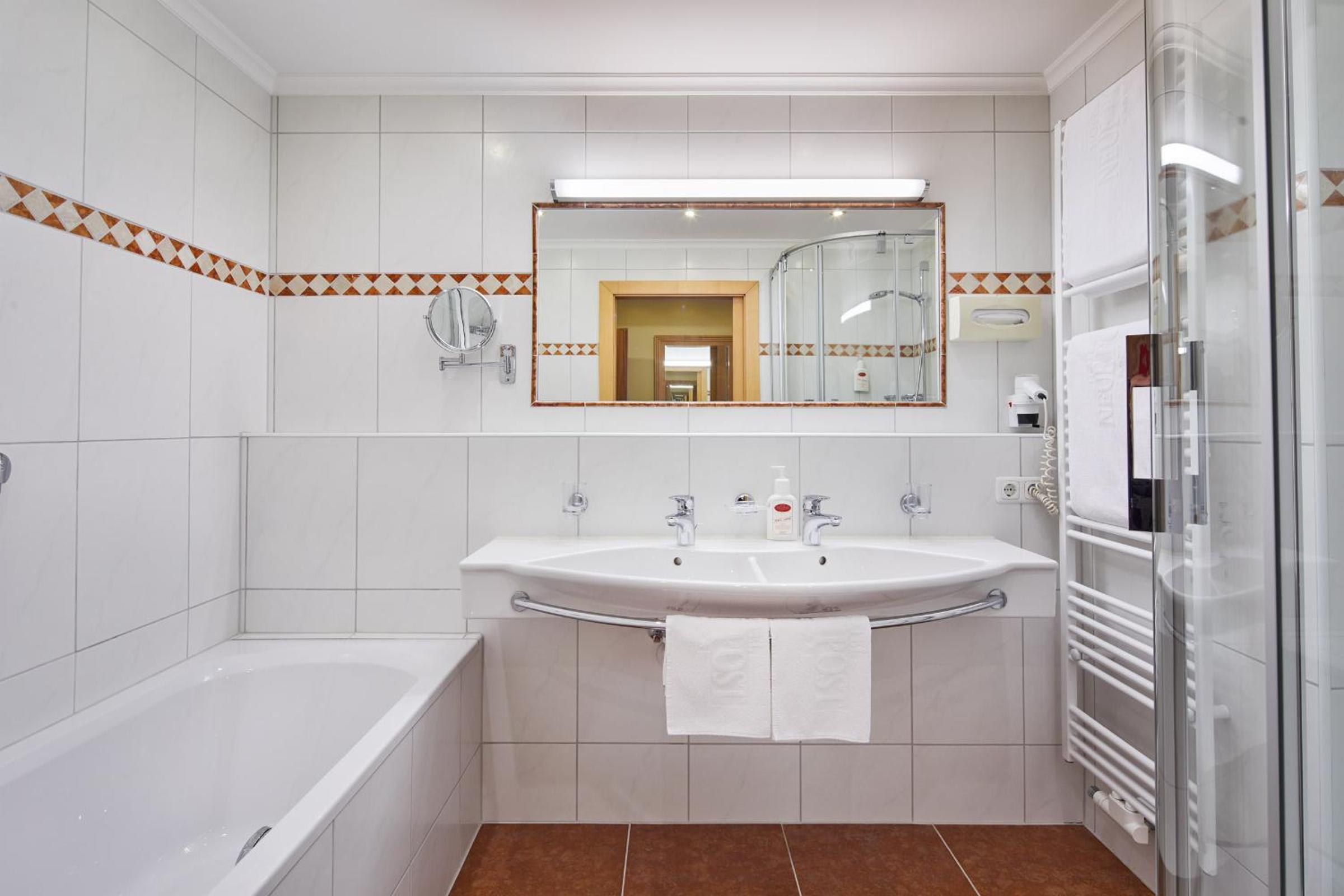 Junior Suite with Balcony - Photo 4
