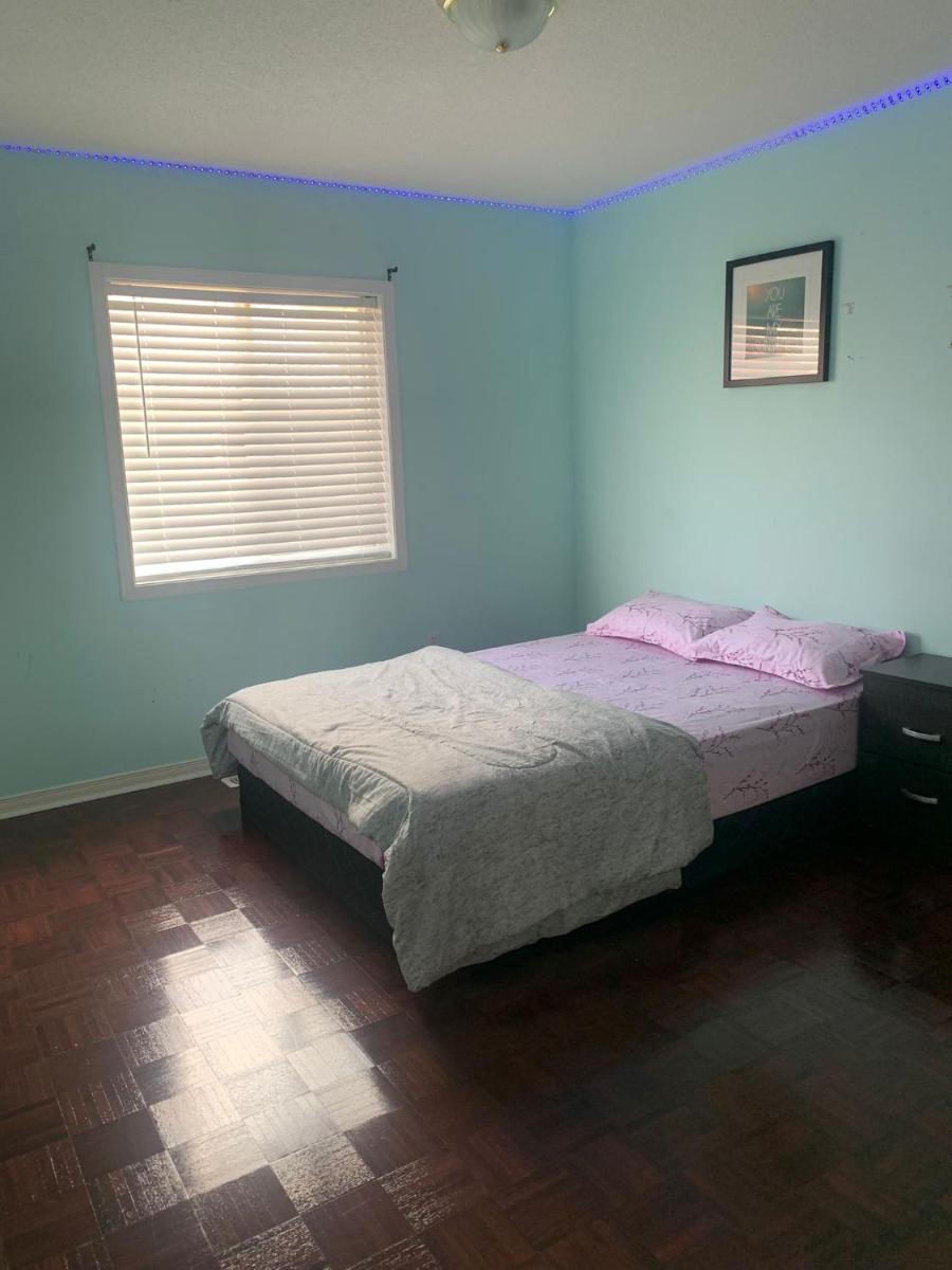 Queen Room with Shared Bathroom photo 2