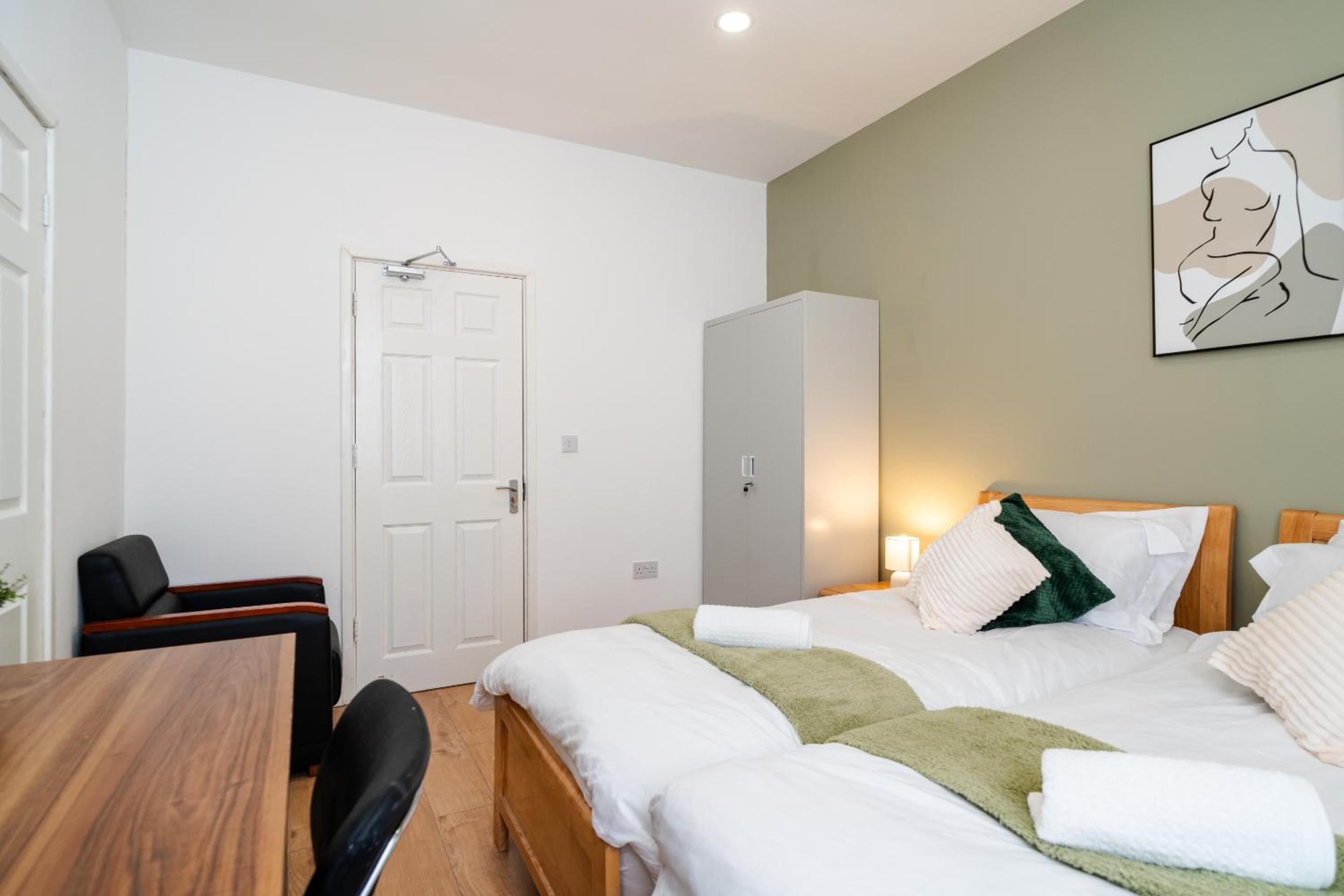 Standard Twin Room - Photo 3