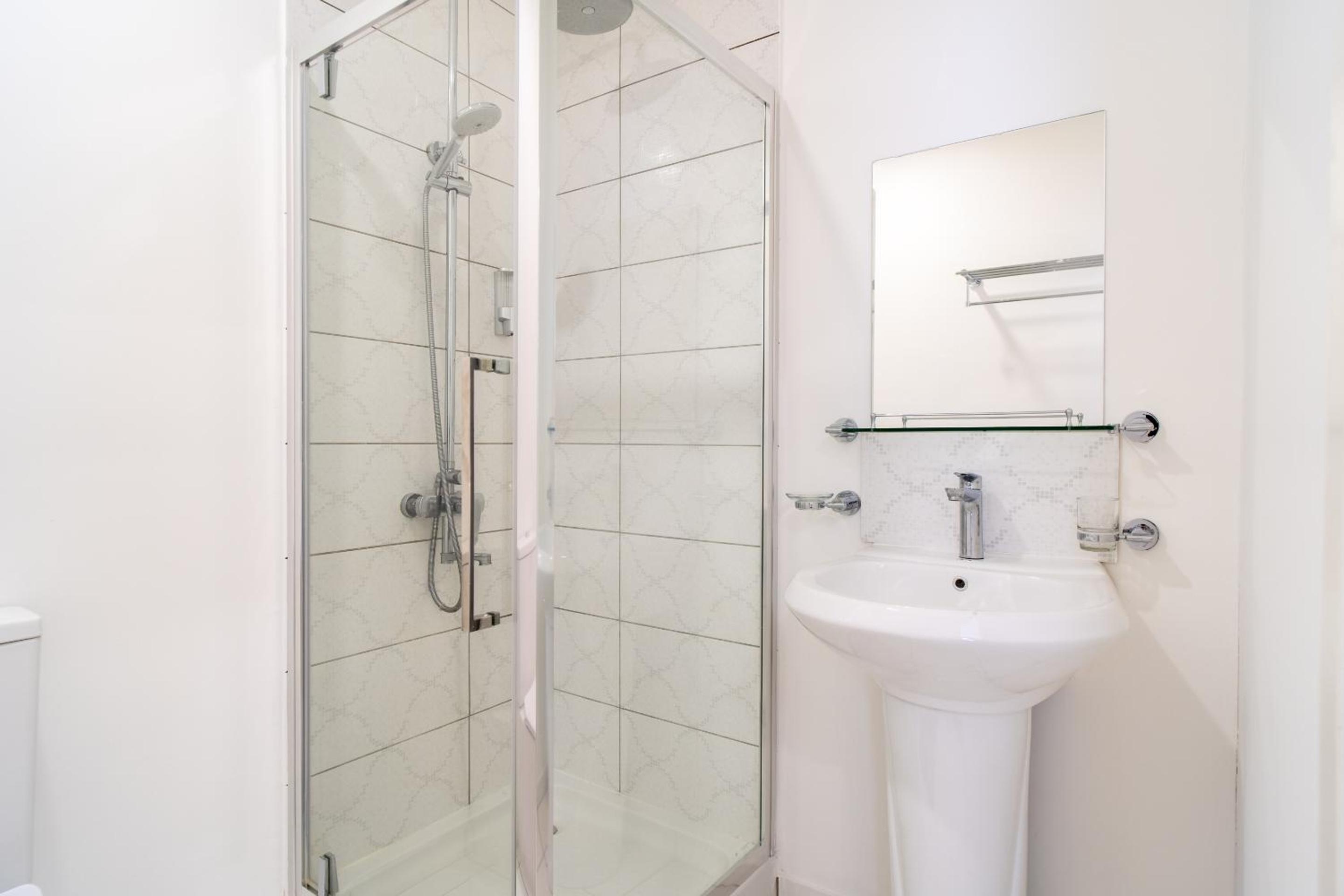 Standard Twin Room - Photo 6