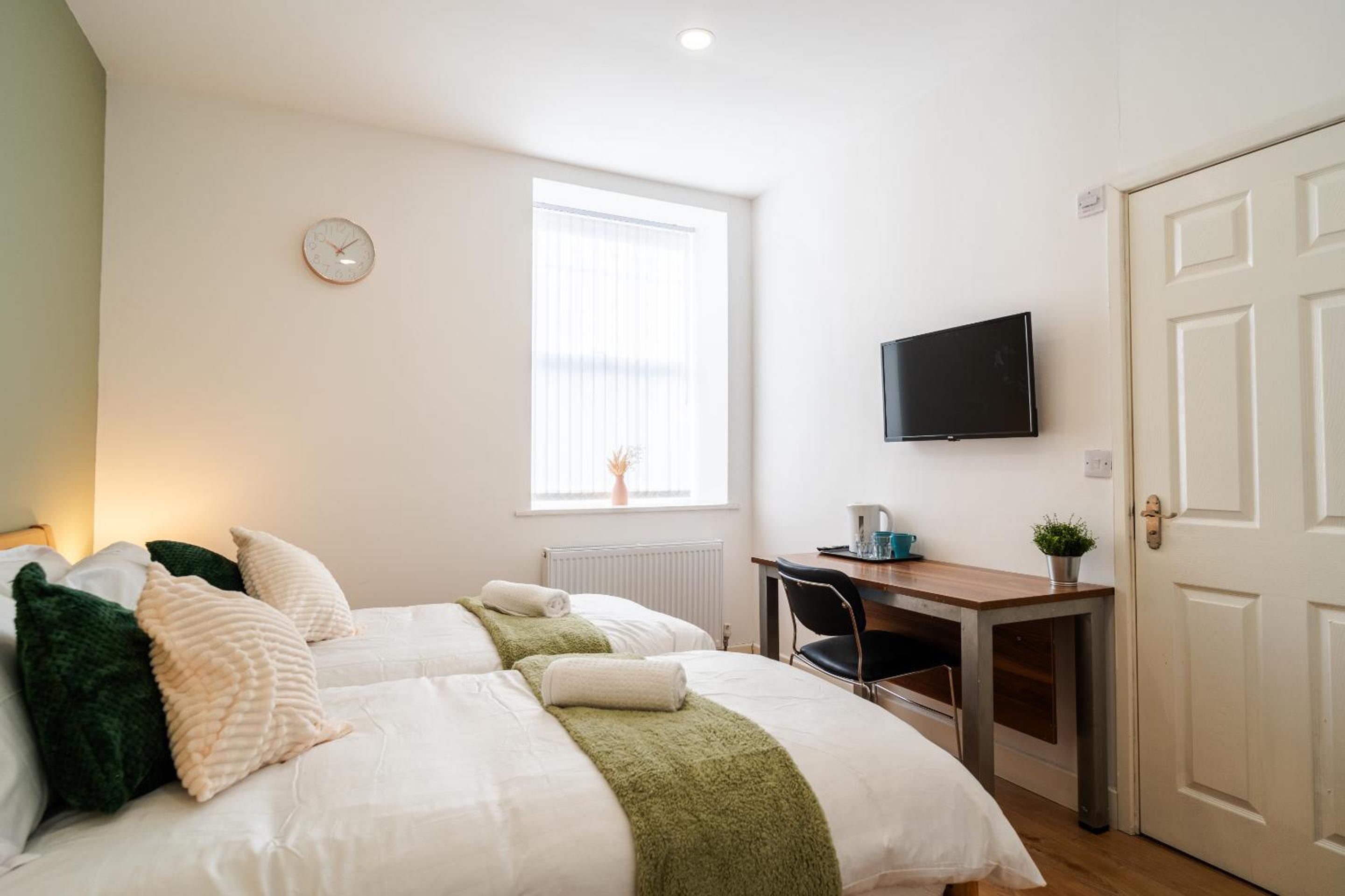 Standard Twin Room - Photo 8