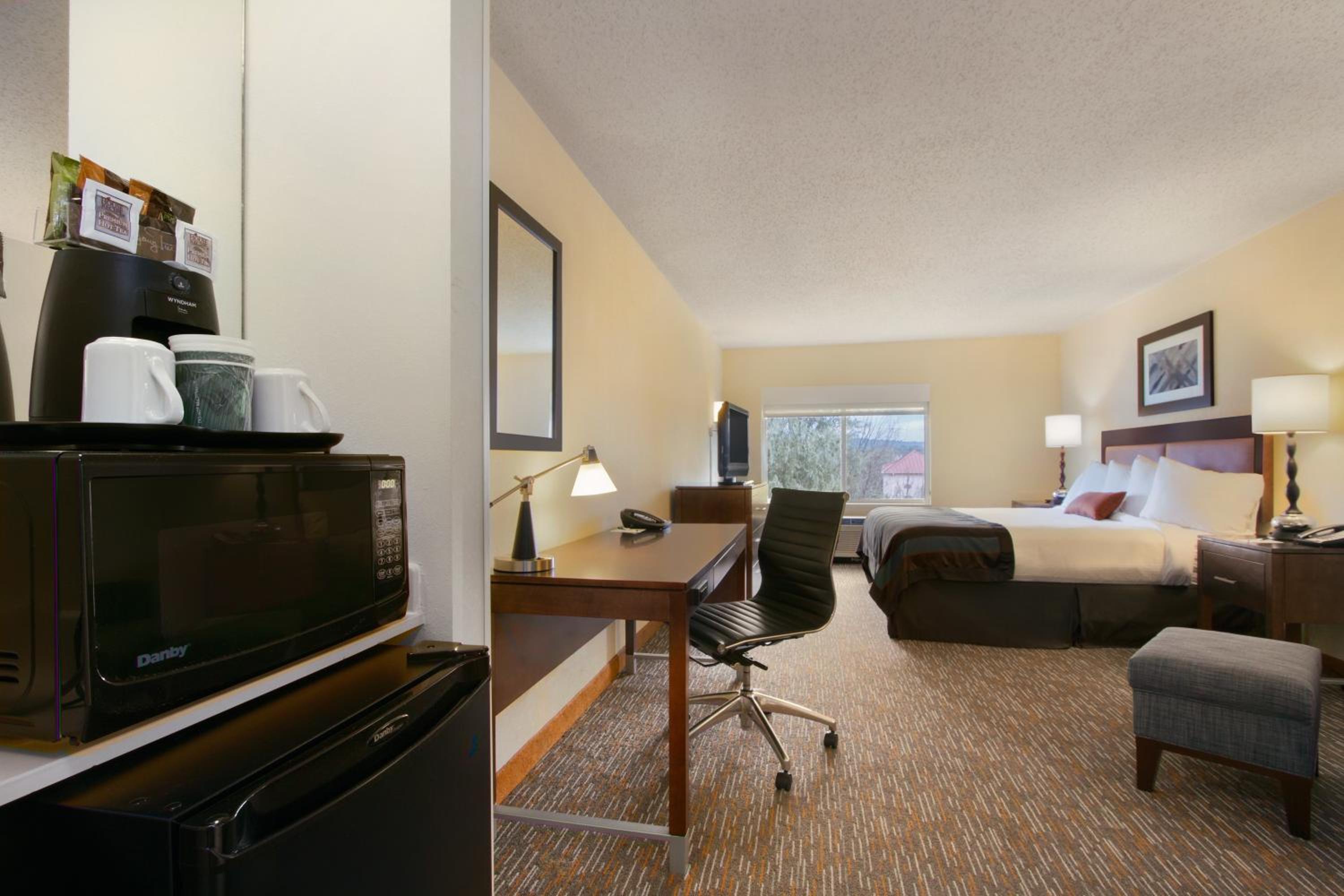 King Room - Non-Smoking - Photo 3