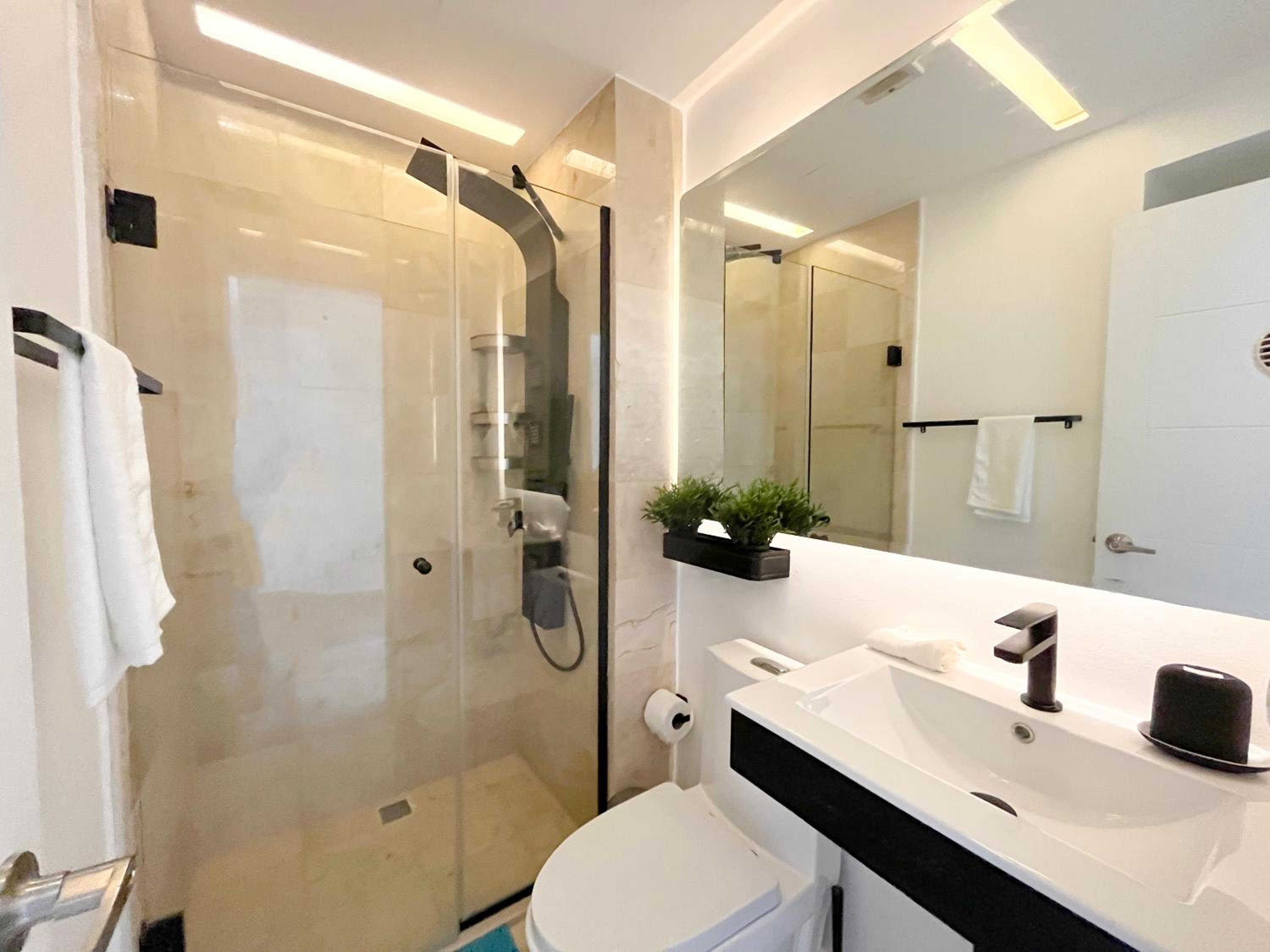 One-Bedroom Apartment with Pool View photo 2