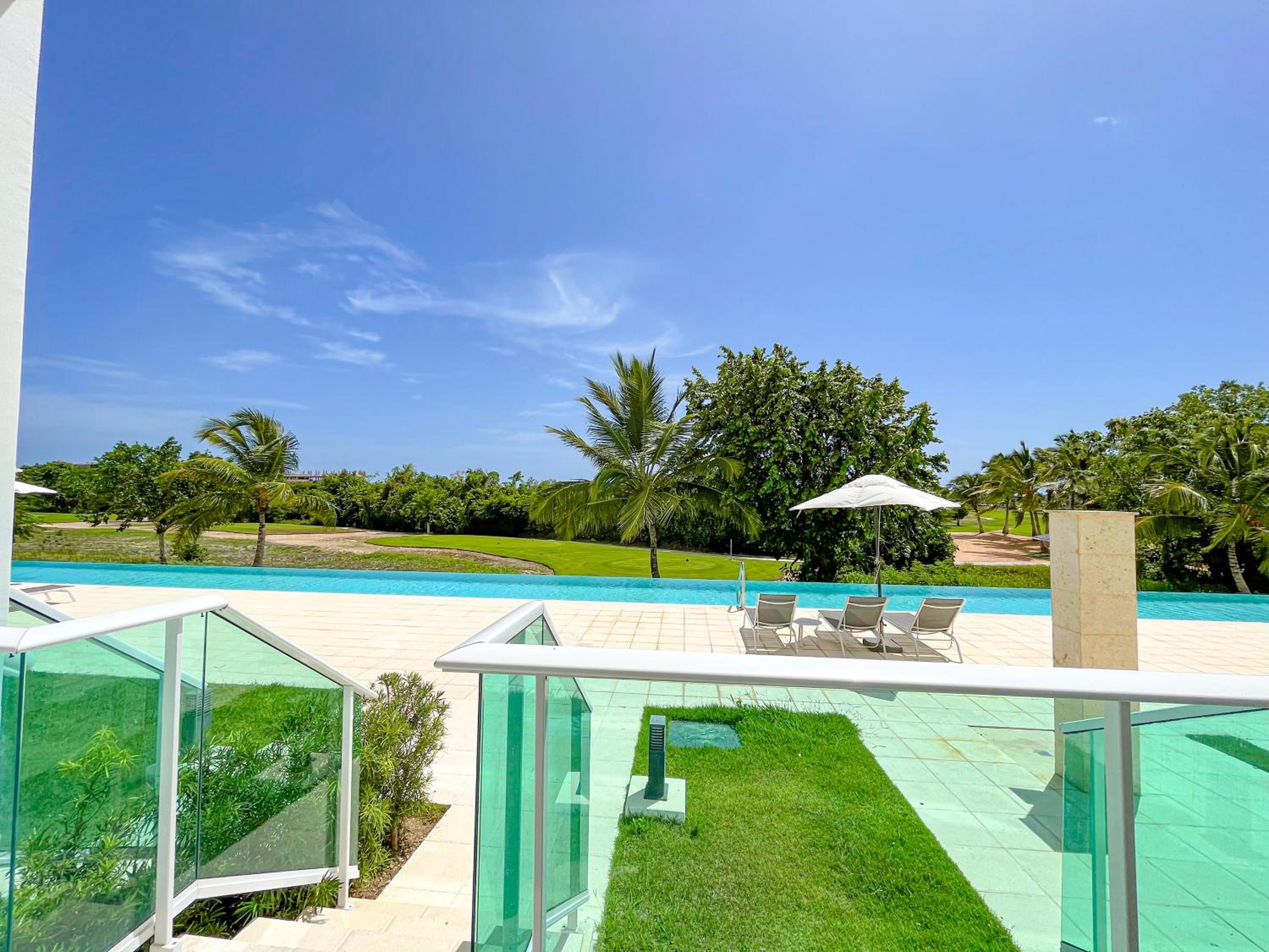 One-Bedroom Apartment with Pool View photo 1