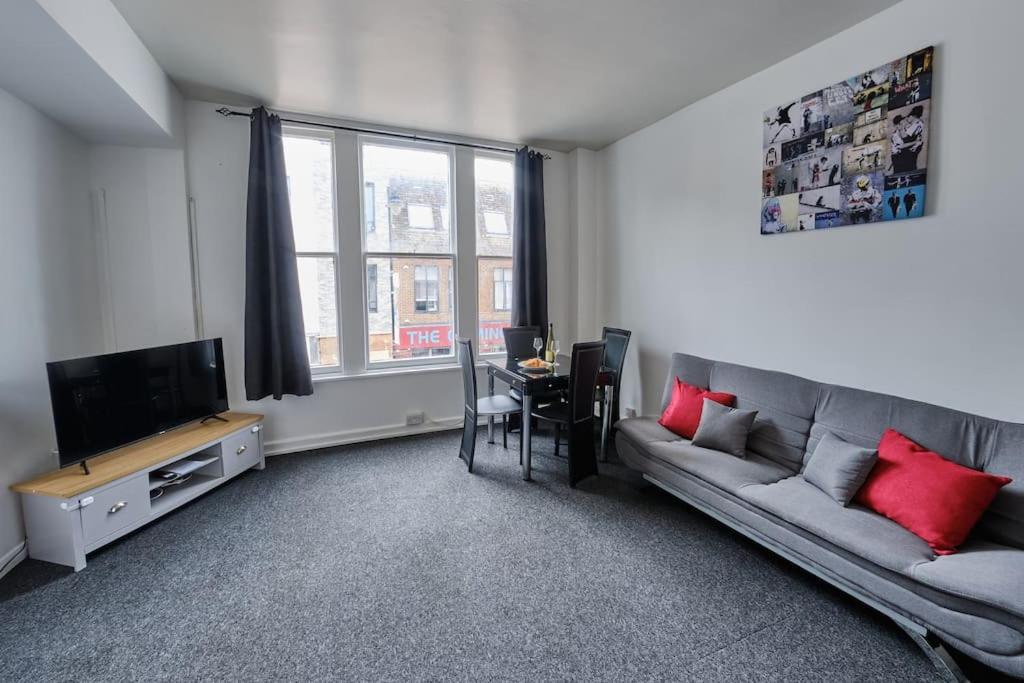 One-Bedroom Apartment photo 2