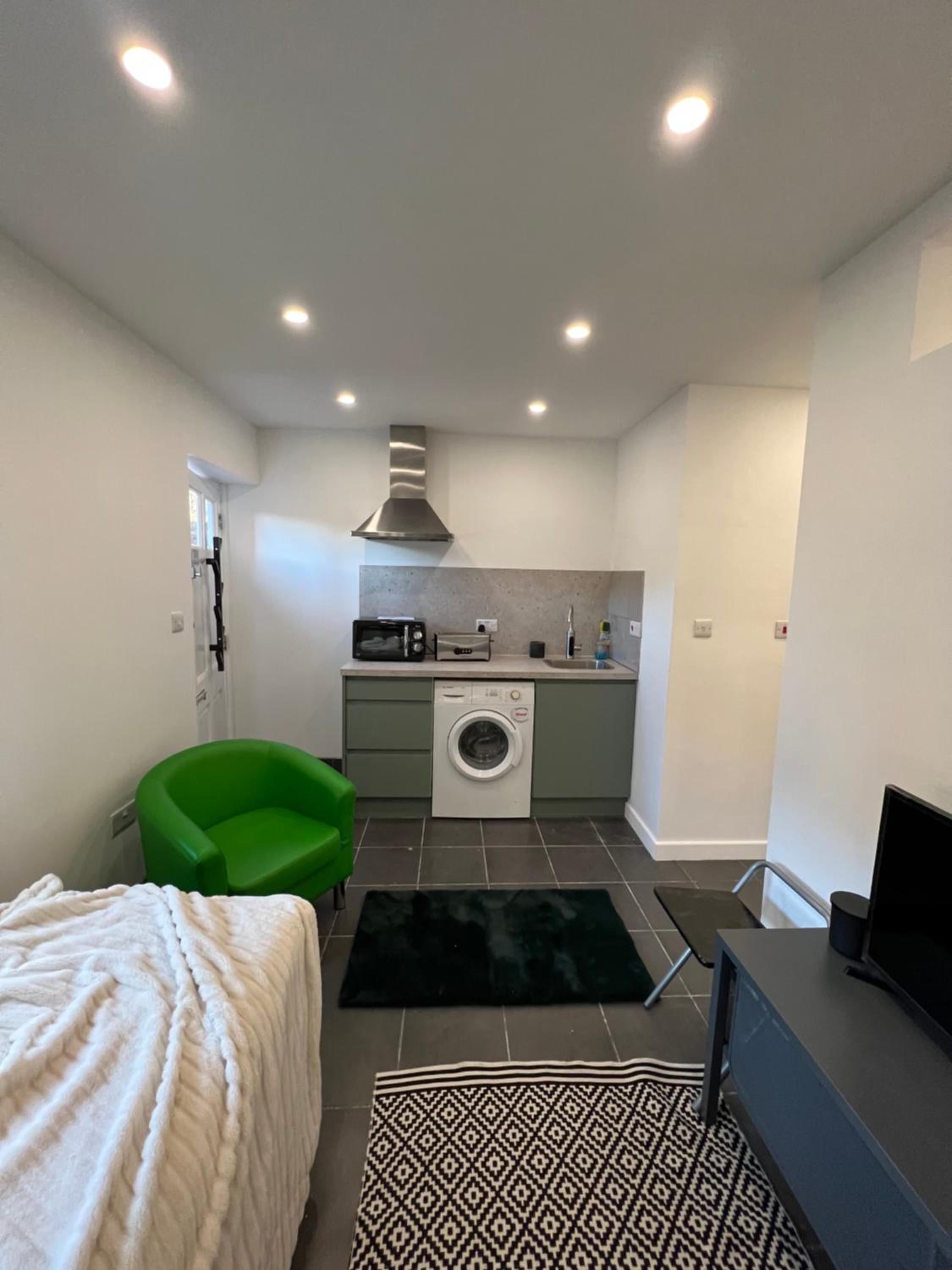 One-Bedroom Apartment photo 3
