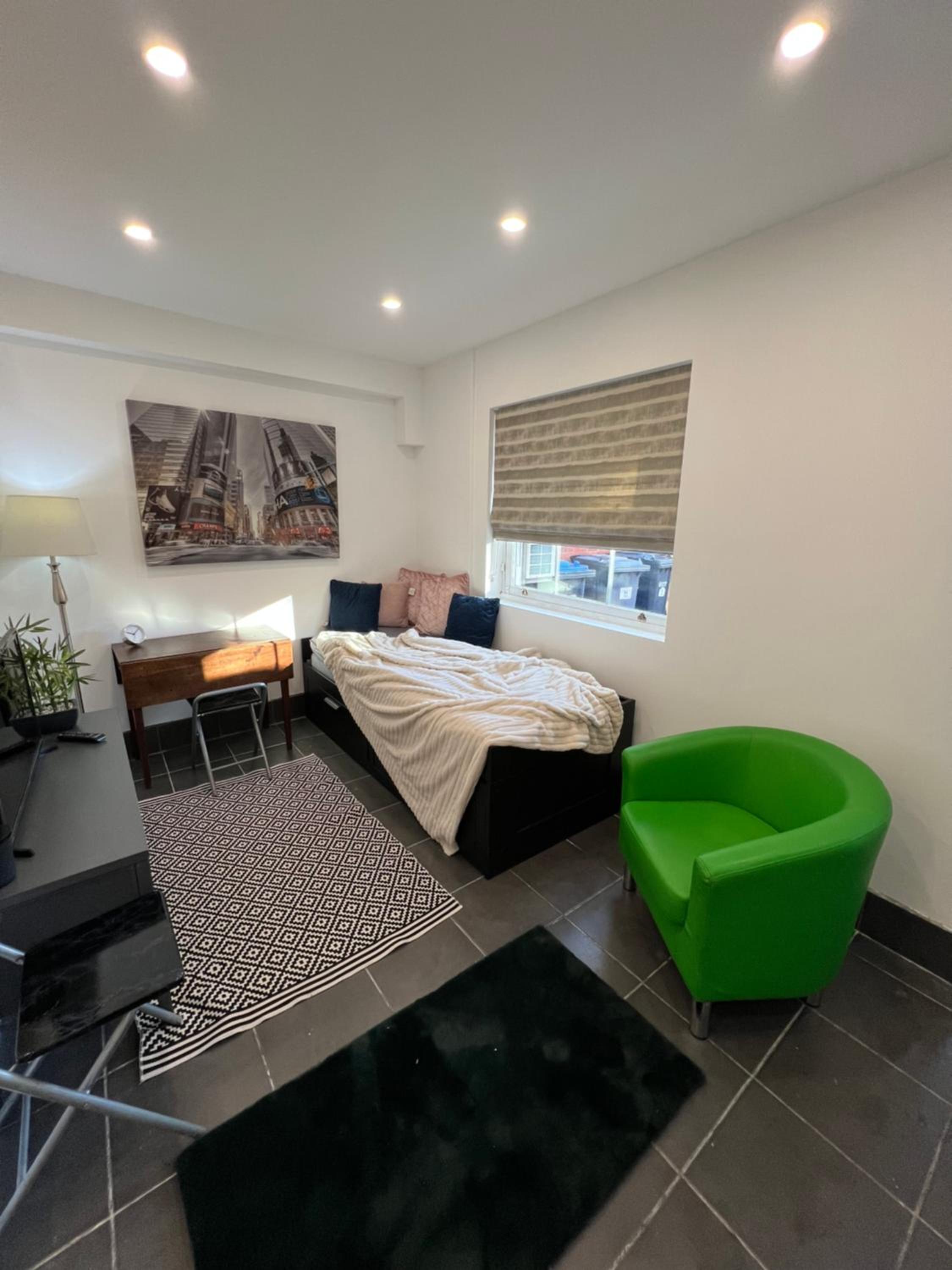 One-Bedroom Apartment photo 1