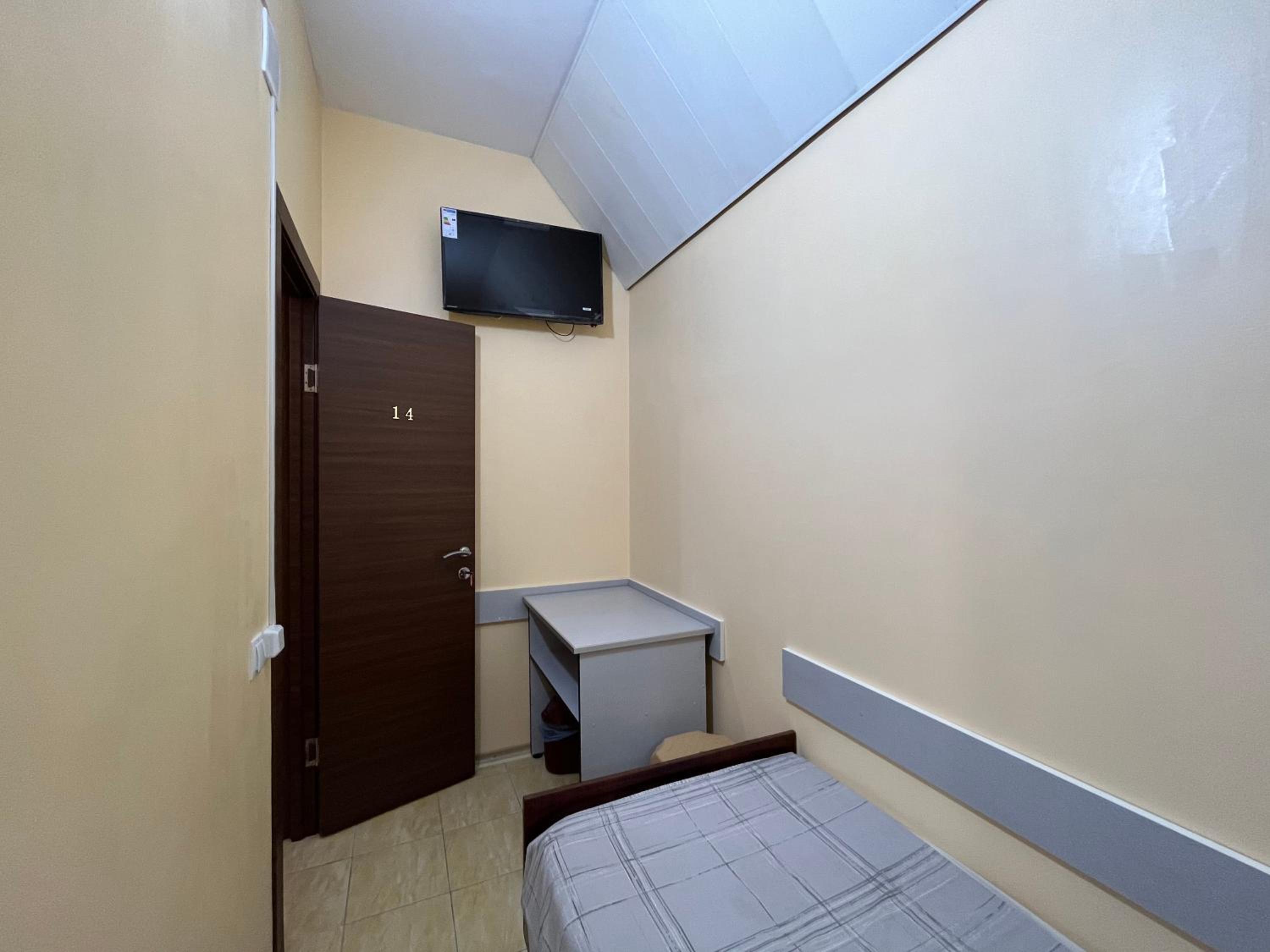 Single Room with Shared Shower and Toilet photo 3