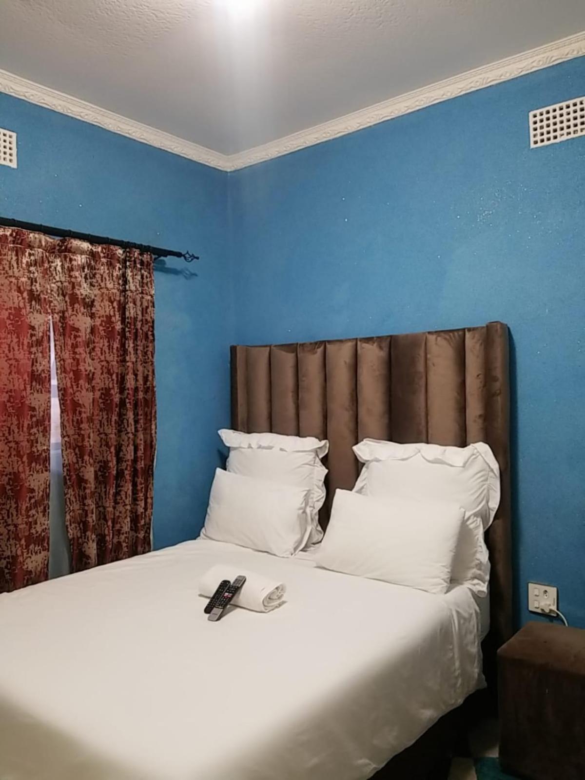 Queen Room - Photo 15