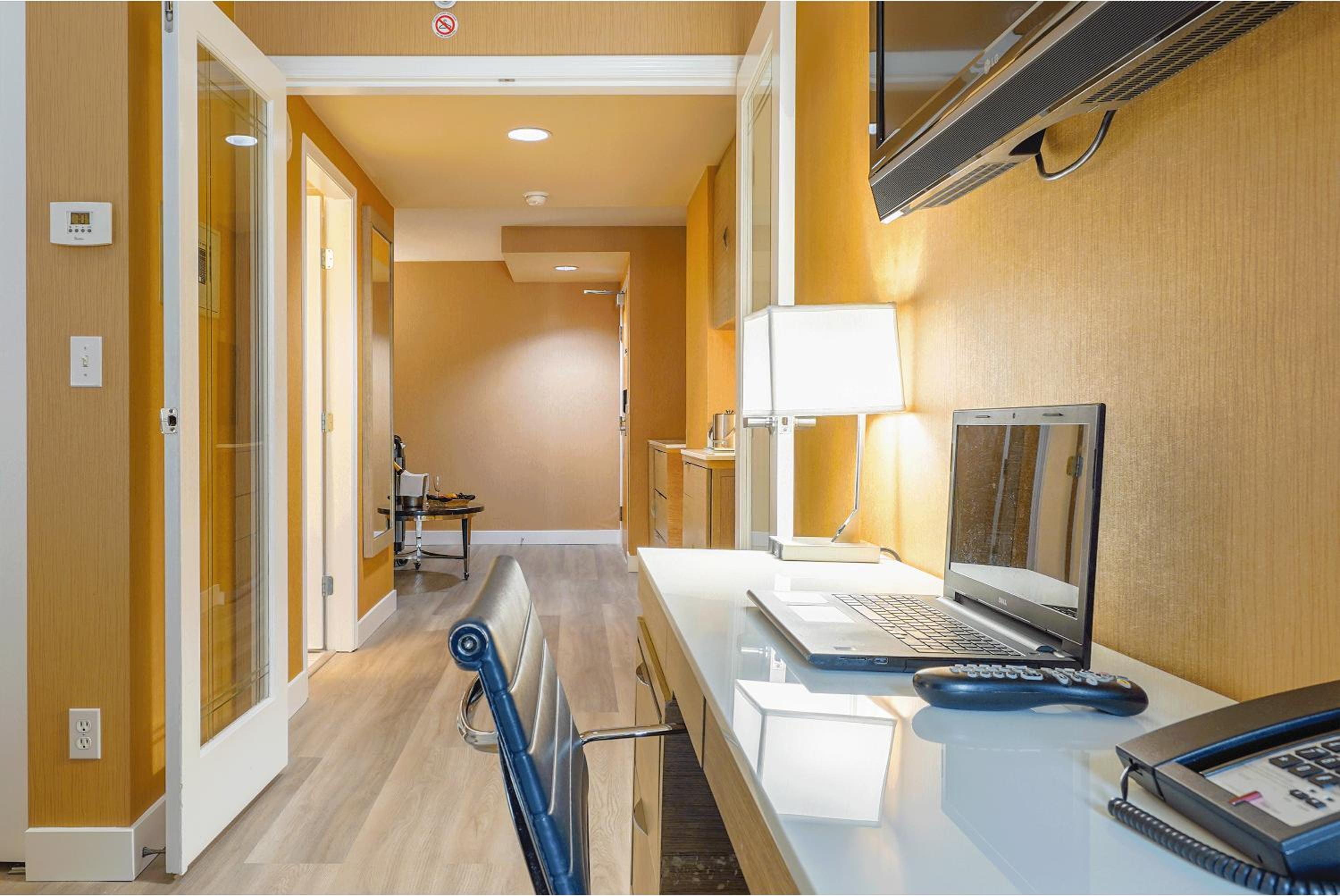 One Bedroom Queen Suite - Photo 4