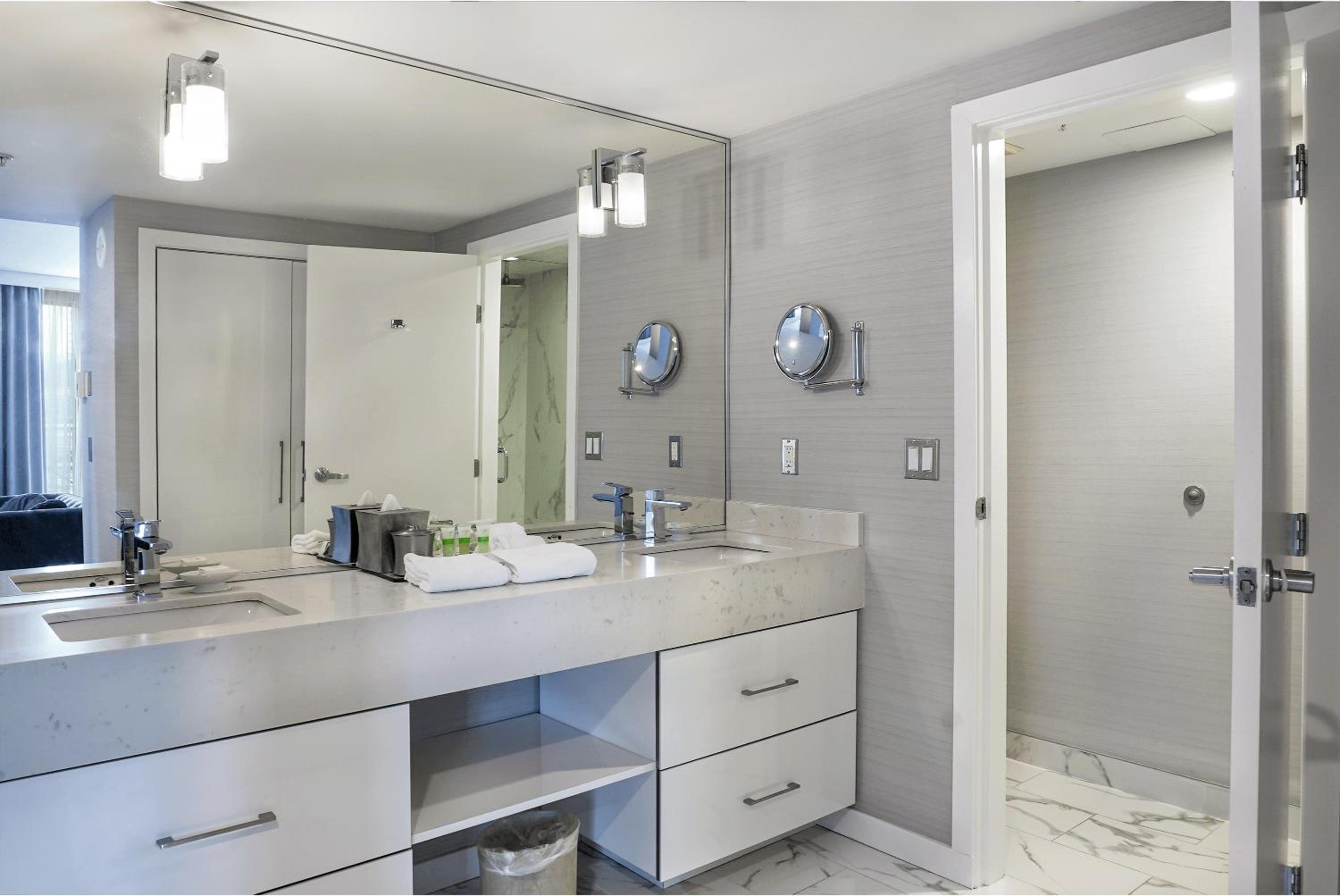 Penthouse Suite - Photo 2