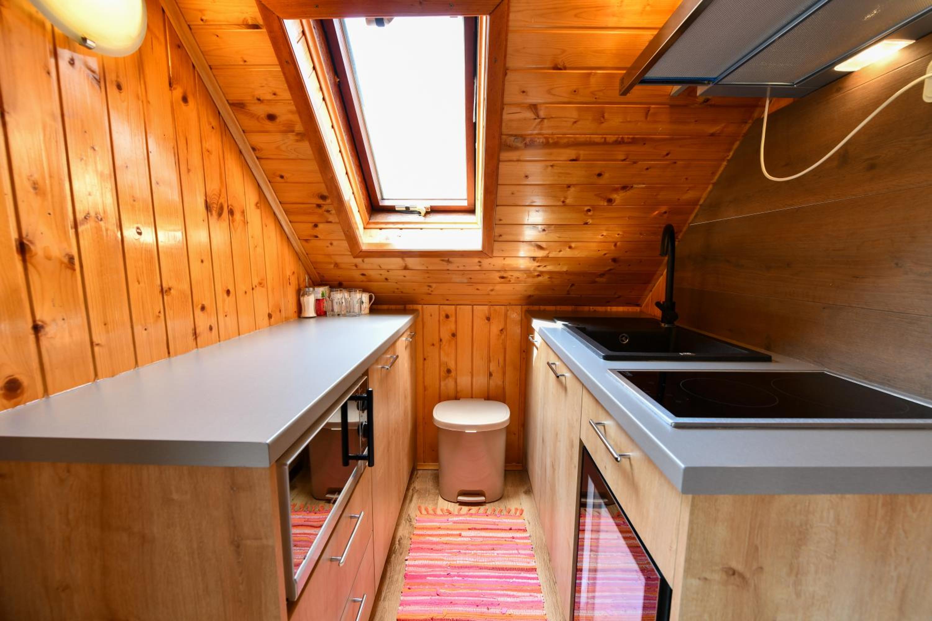 Studio with Balcony - Photo 5