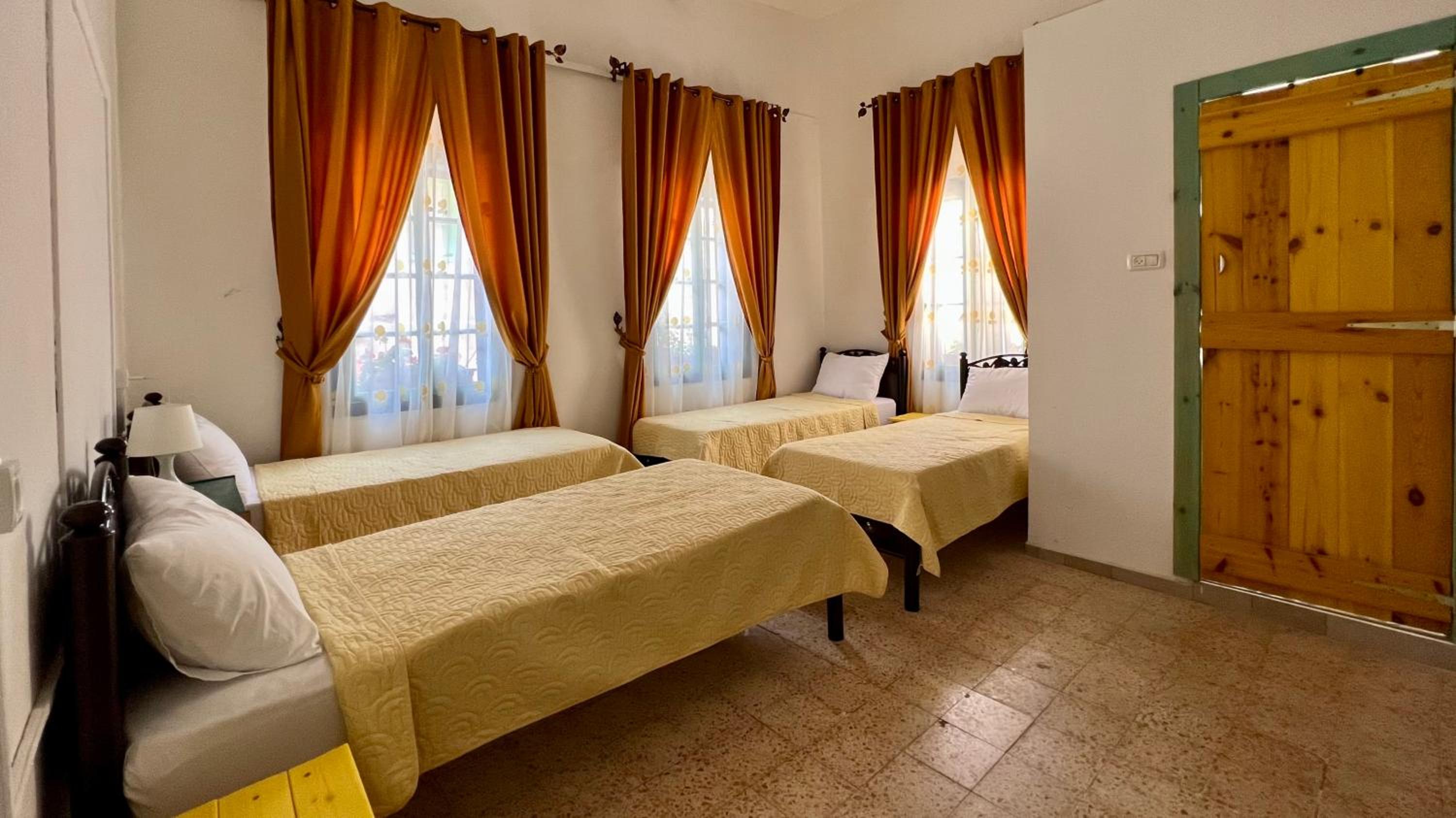 Quadruple Room with Bathroom - Photo 2