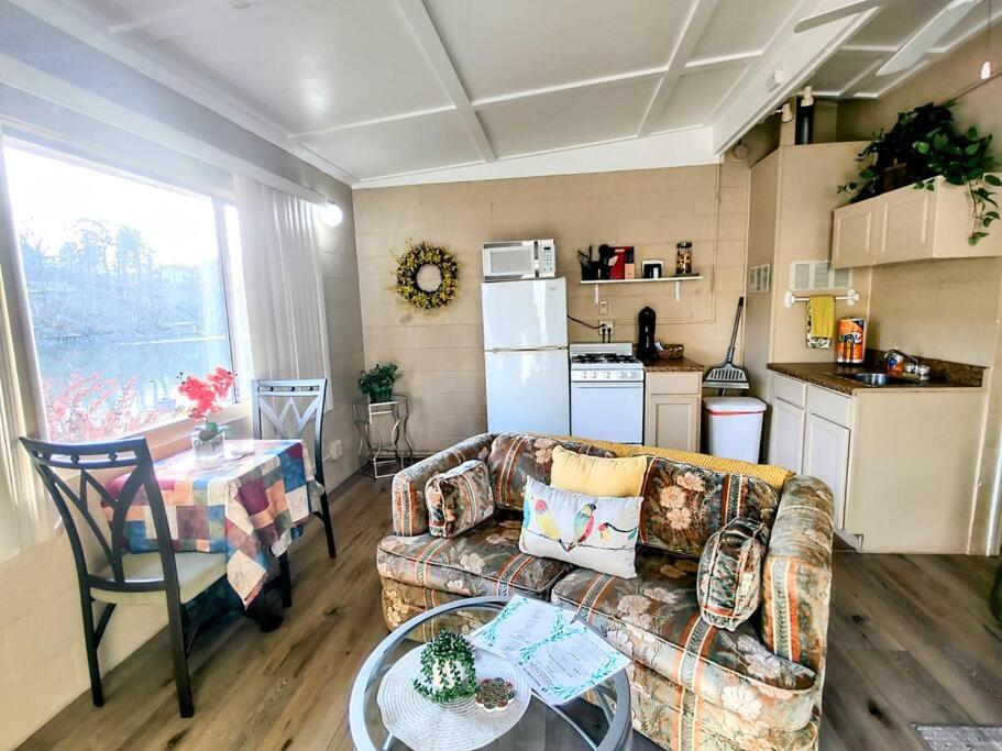 One-Bedroom House photo 3