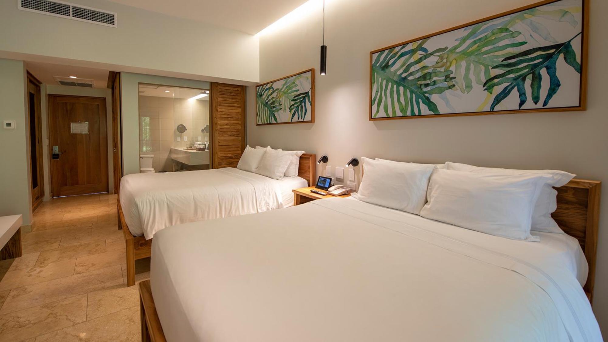 Orchideenzimmer mit zwei Queensize-Betten