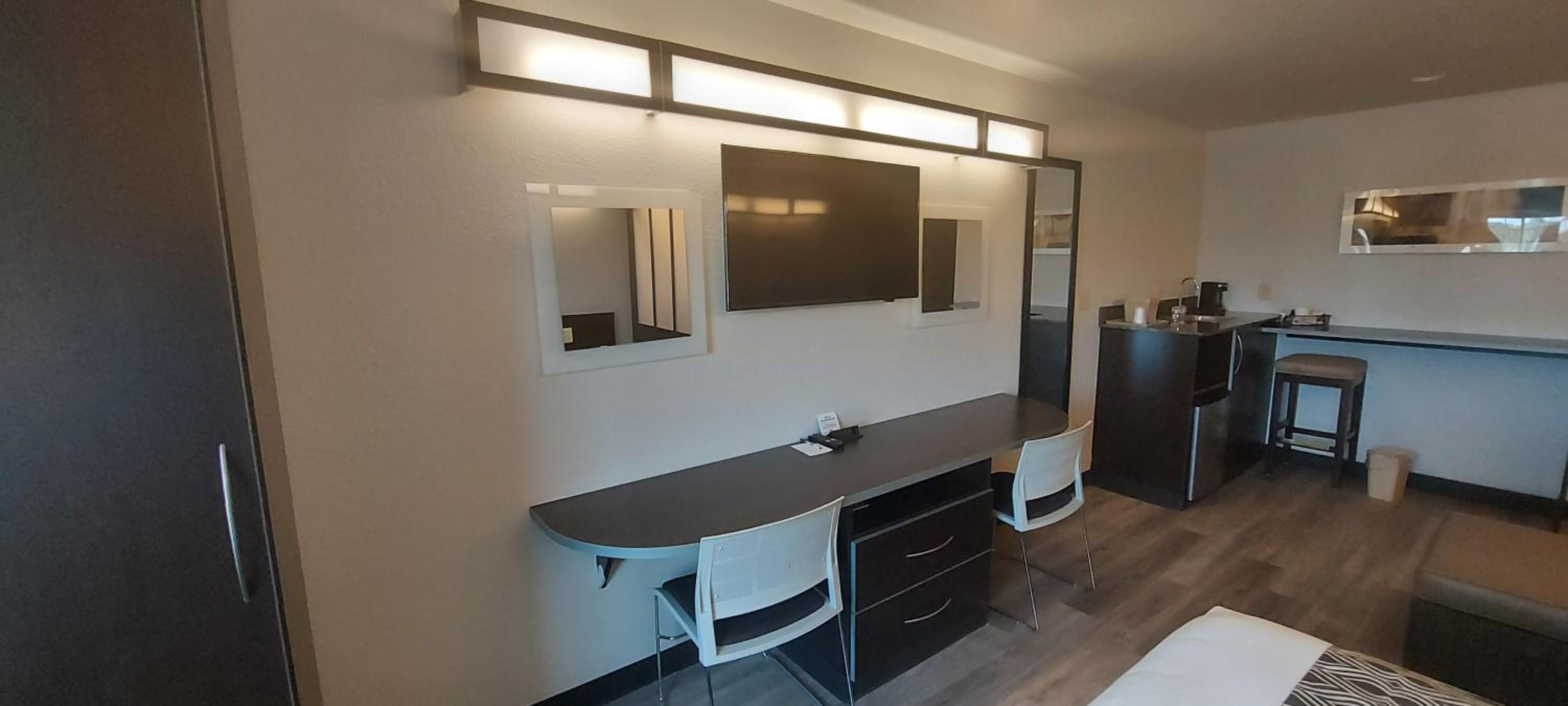 Queen Studio Suite - Non-Smoking - Photo 1