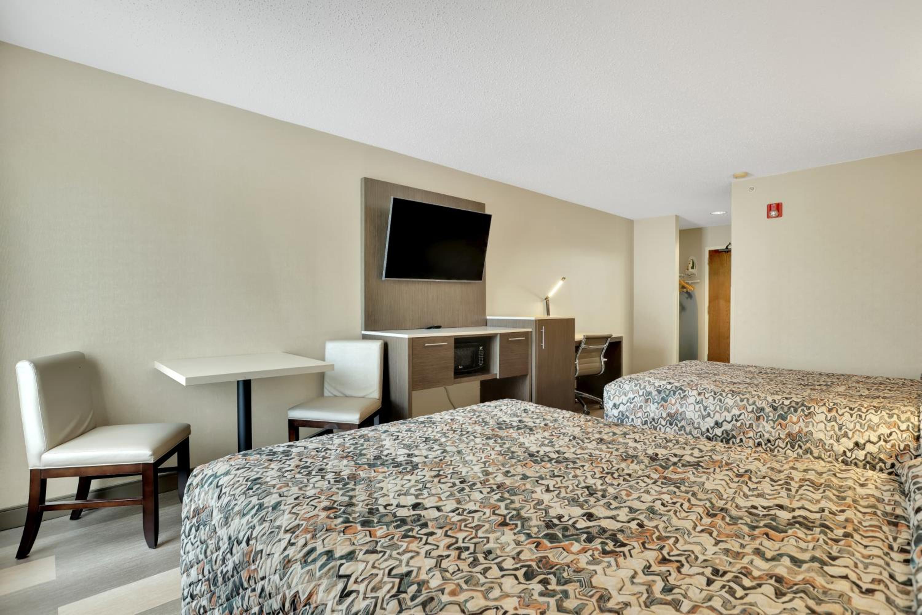 Standard Room with Two Queen Beds - Photo 2
