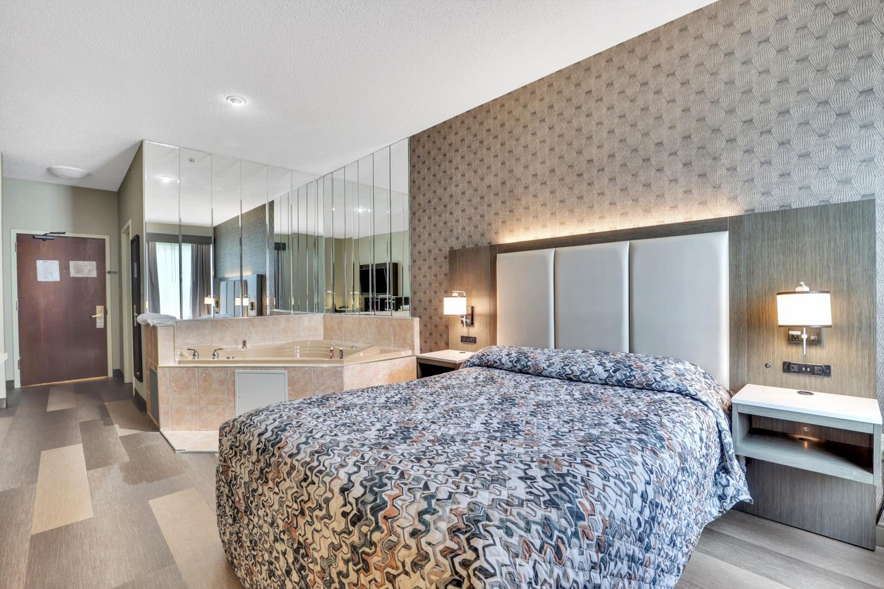 Queen Room with Spa Bath - Photo 1