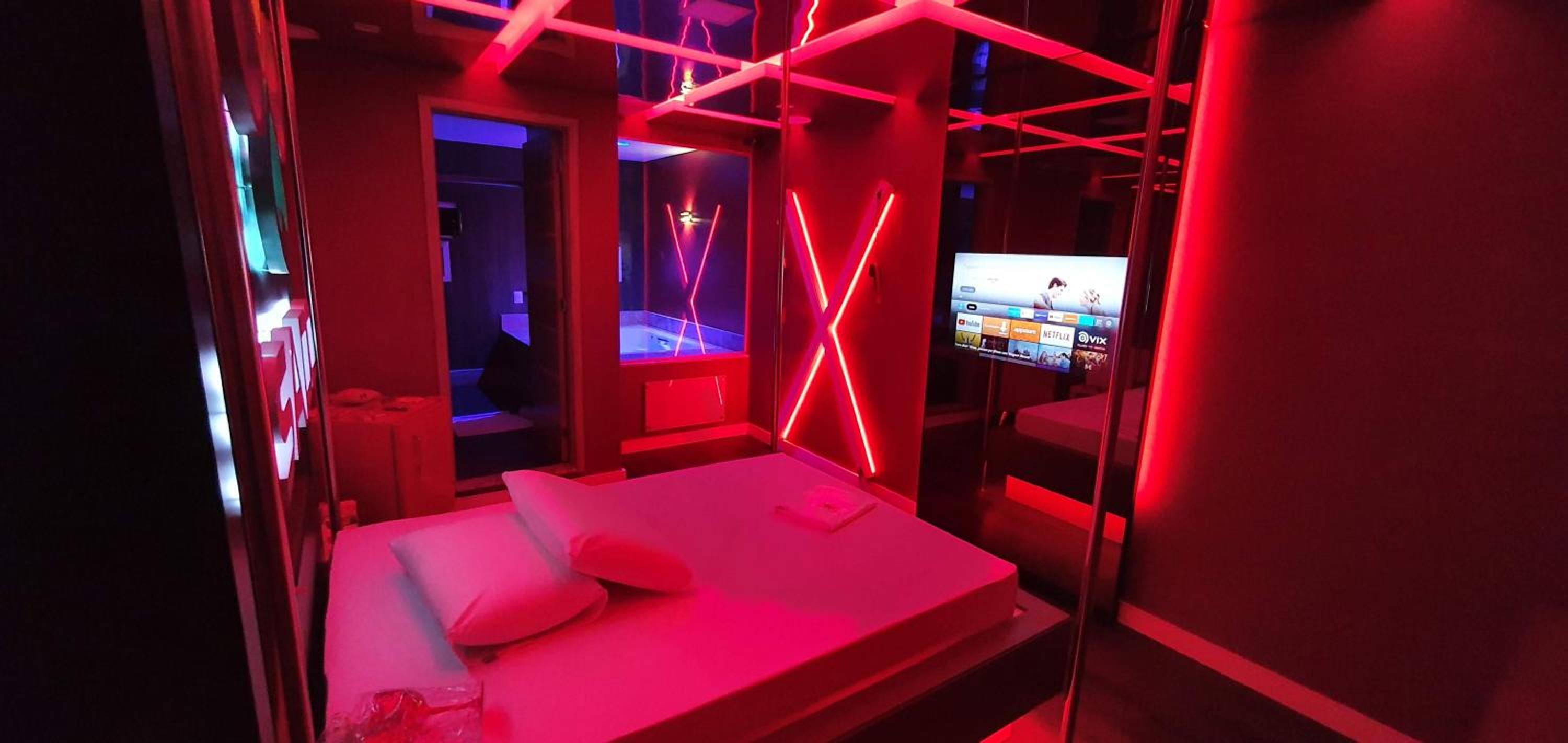 Deluxe Suite with Spa Bath - Photo 47