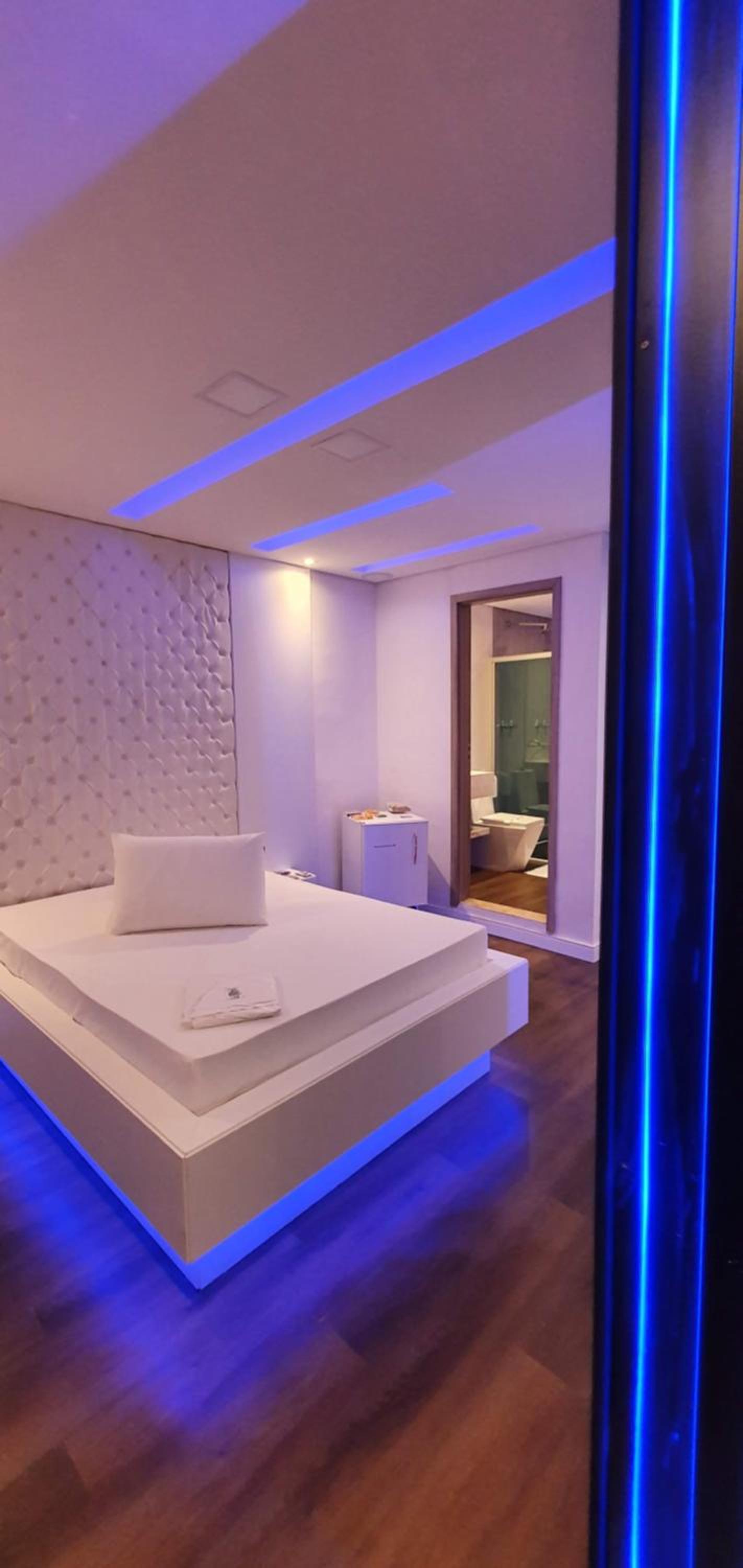 Deluxe Suite with Spa Bath - Photo 51